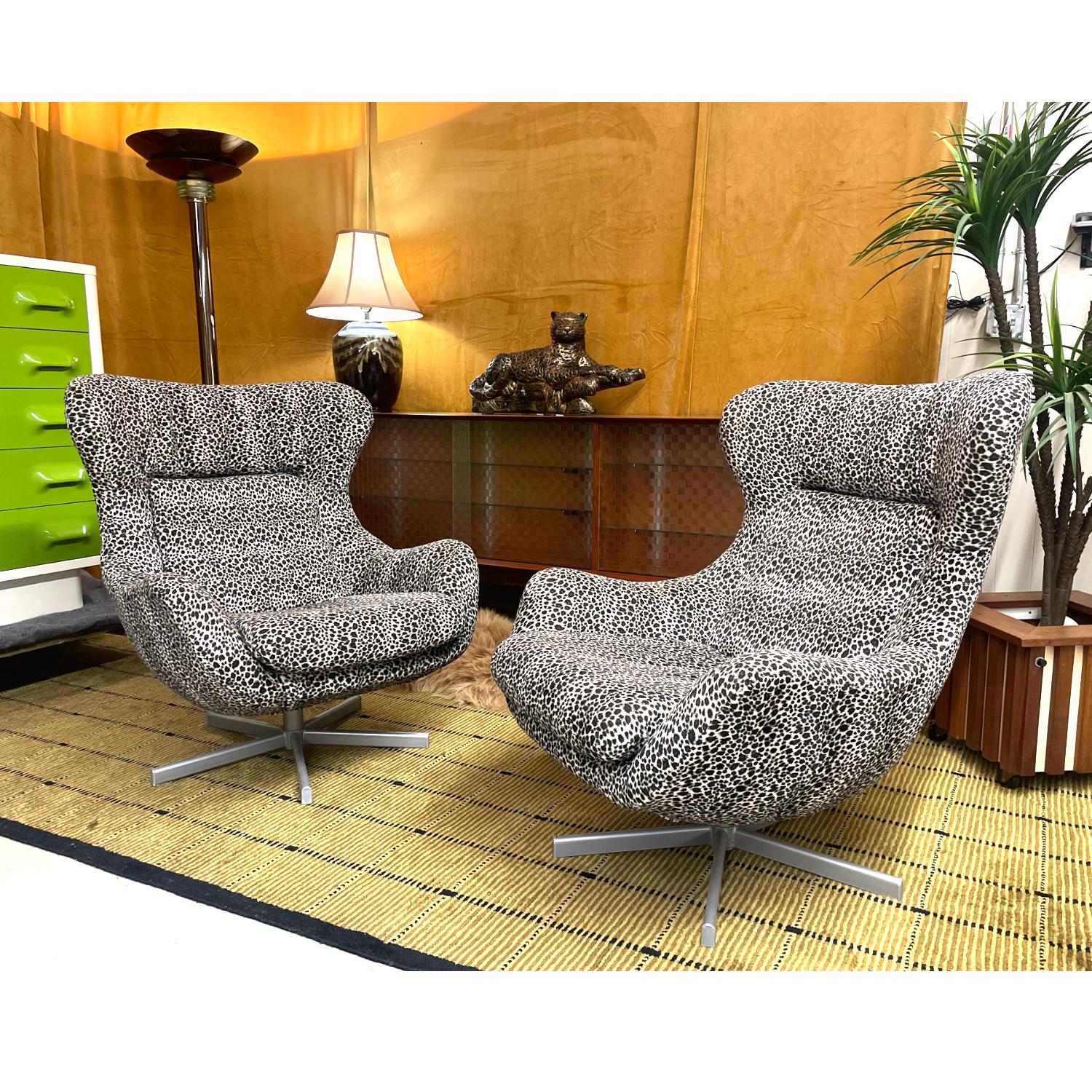 Pair of Vintage Fuzzy Leopard Arne Jacobsen Egg Chair Style Swivel Chairs For Sale 1