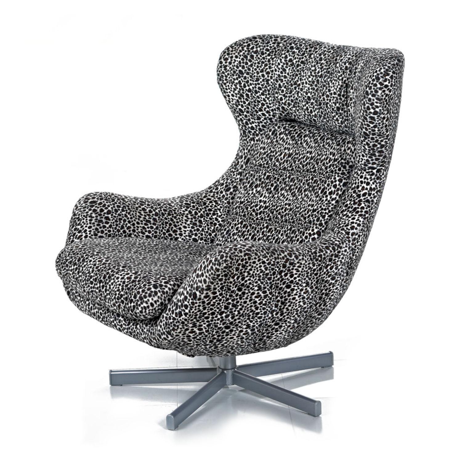 Ein Paar schwenkbare Vintage-Stühle im Arne Jacobsen-Eierstuhl-Stil mit flauschigem Leopardenmuster im Angebot 2