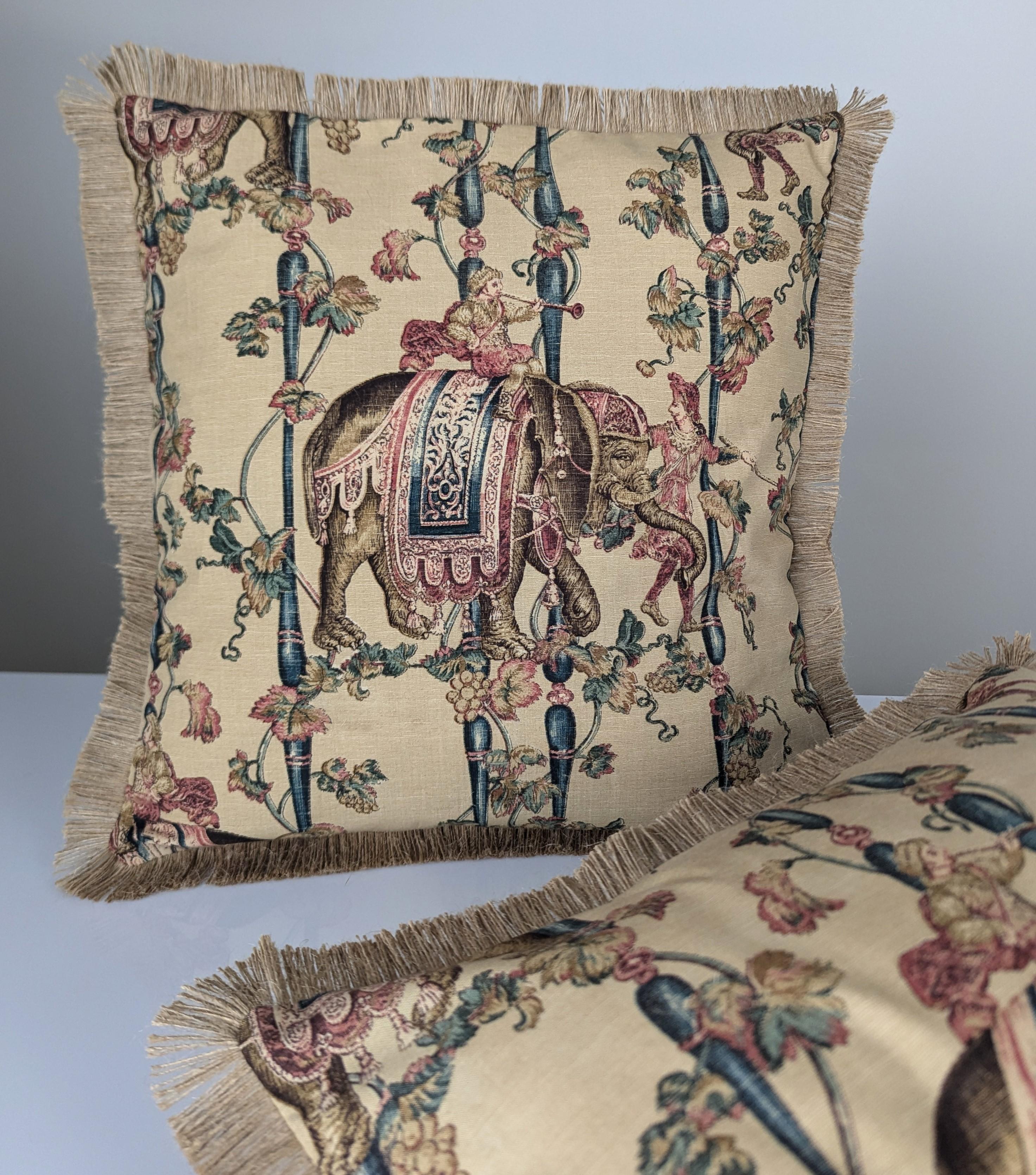 Coppia di cuscini realizzati con un autentico tessuto vintage di Gaston y Daniela, con un'affascinante scena di un elefante con personaggi su uno sfondo di ringhiere con bellissime foglie di vite intrecciate e grappoli d'uva. Il tessuto di cotone di