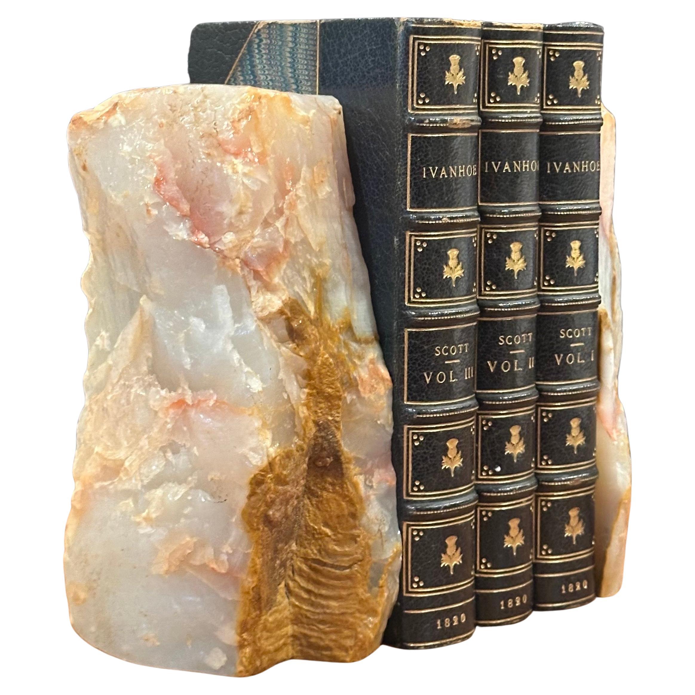 Ammirato fin dall'antichità, il quarzo naturale è apprezzato per il suo straordinario design naturale. Queste gemme vintage degli anni '70 sono lucidate e presentano la splendida gamma di colori e sfumature marrone e marrone che la natura ha