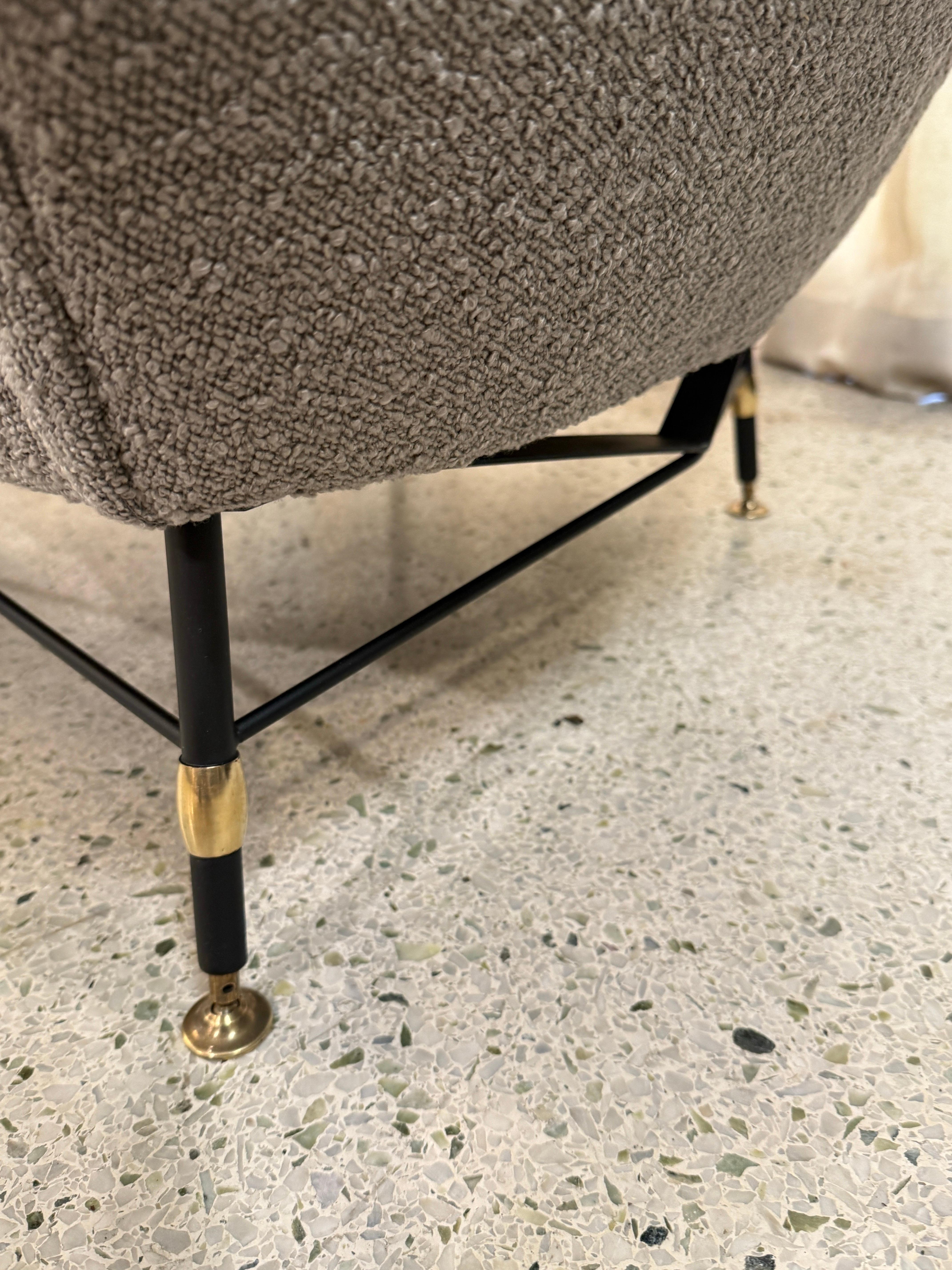 Questi modelli dal design geometrico  Le sedie da salotto imbottite di Eleg sono caratterizzate da telai in ferro dalle forme eleganti, che offrono un mix perfetto di comfort e stile. Rivestite di recente con un tessuto bouclé, queste sedie danno un