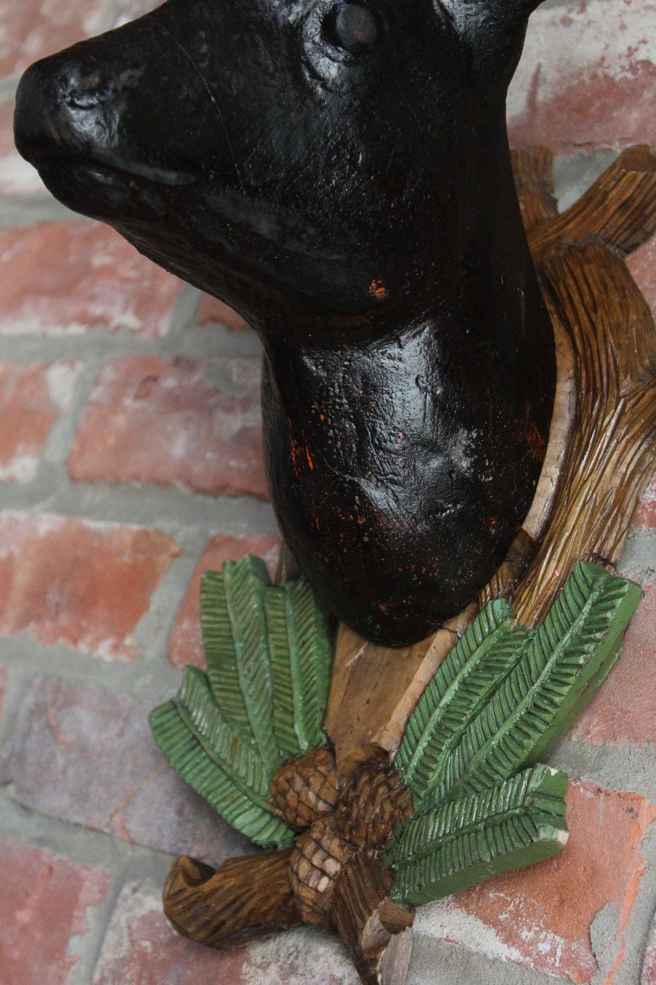 Paire de sculptures murales anciennes allemandes en bois sculpté de cerfs montés en Black Forest en vente 1