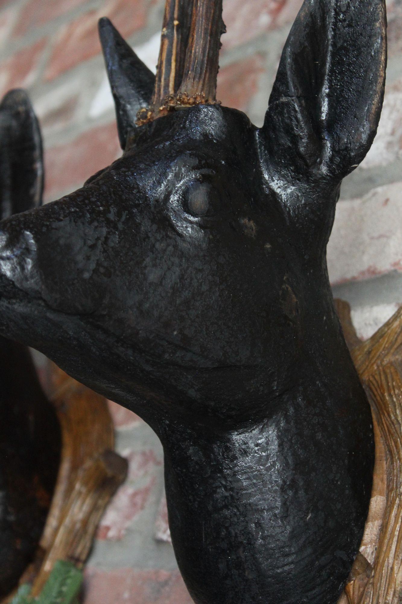 Paire de sculptures murales anciennes allemandes en bois sculpté de cerfs montés en Black Forest en vente 2
