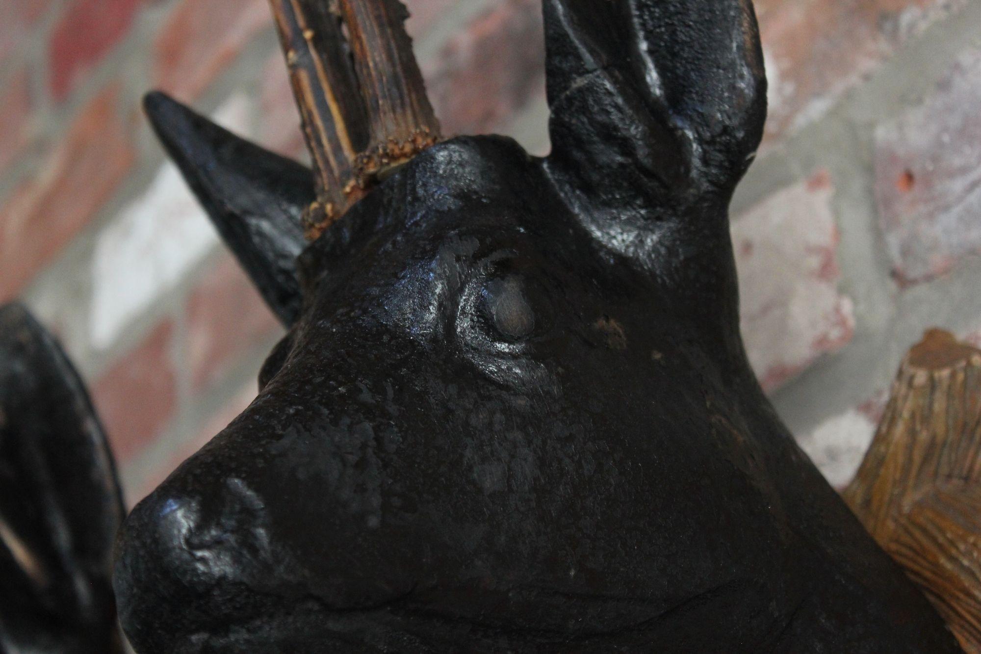 Paire de sculptures murales anciennes allemandes en bois sculpté de cerfs montés en Black Forest en vente 8