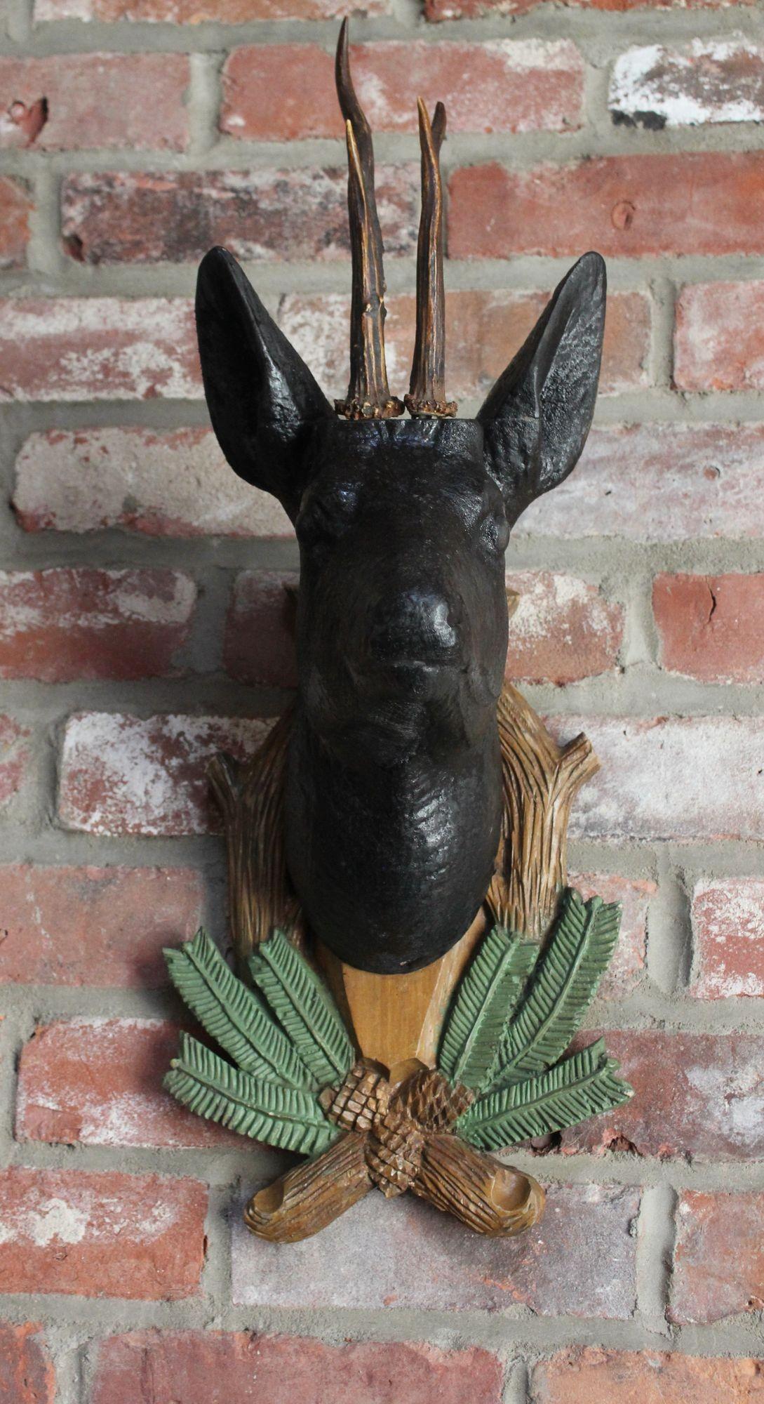 Sculpté Paire de sculptures murales anciennes allemandes en bois sculpté de cerfs montés en Black Forest en vente