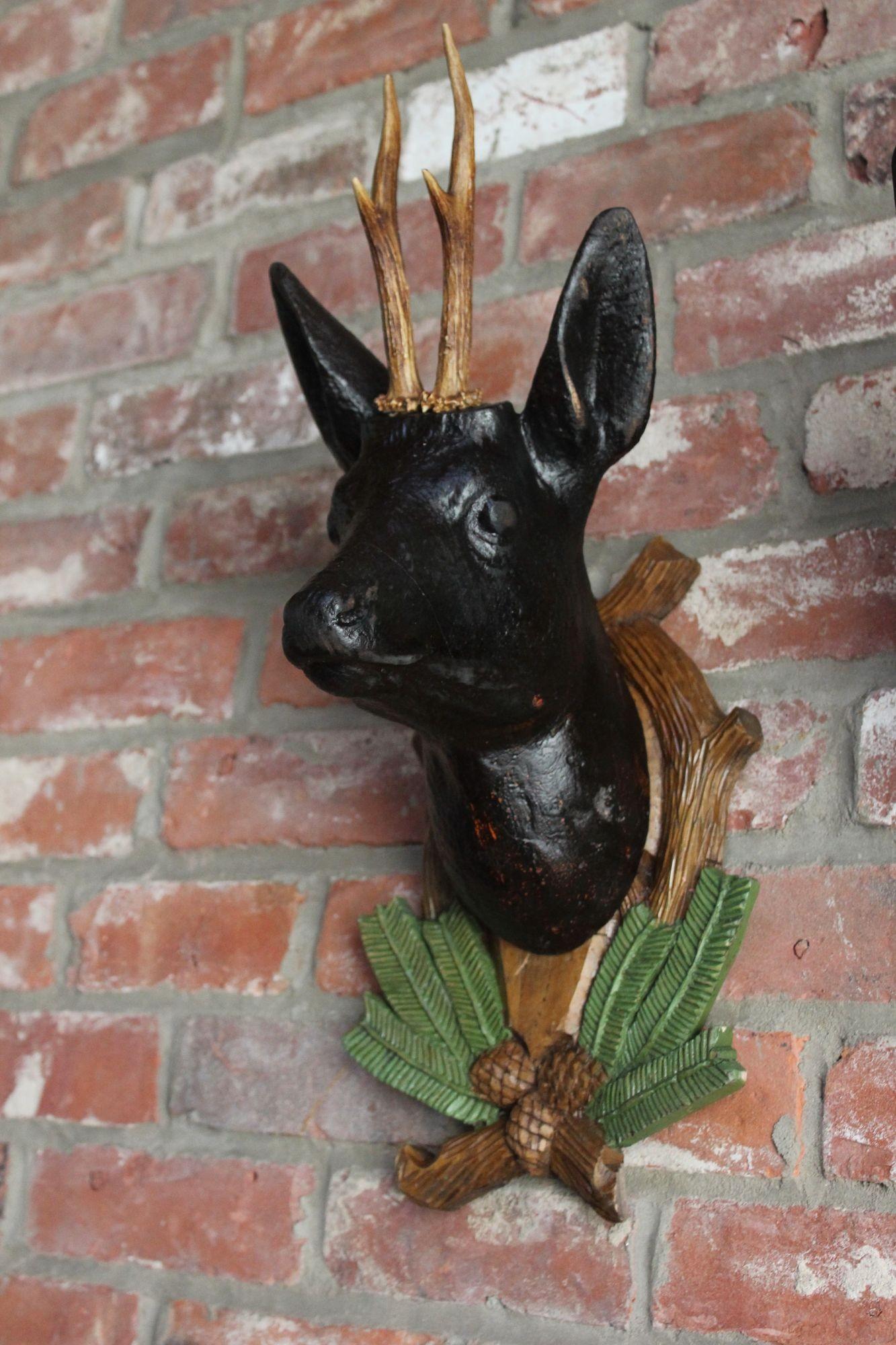 Milieu du XXe siècle Paire de sculptures murales anciennes allemandes en bois sculpté de cerfs montés en Black Forest en vente