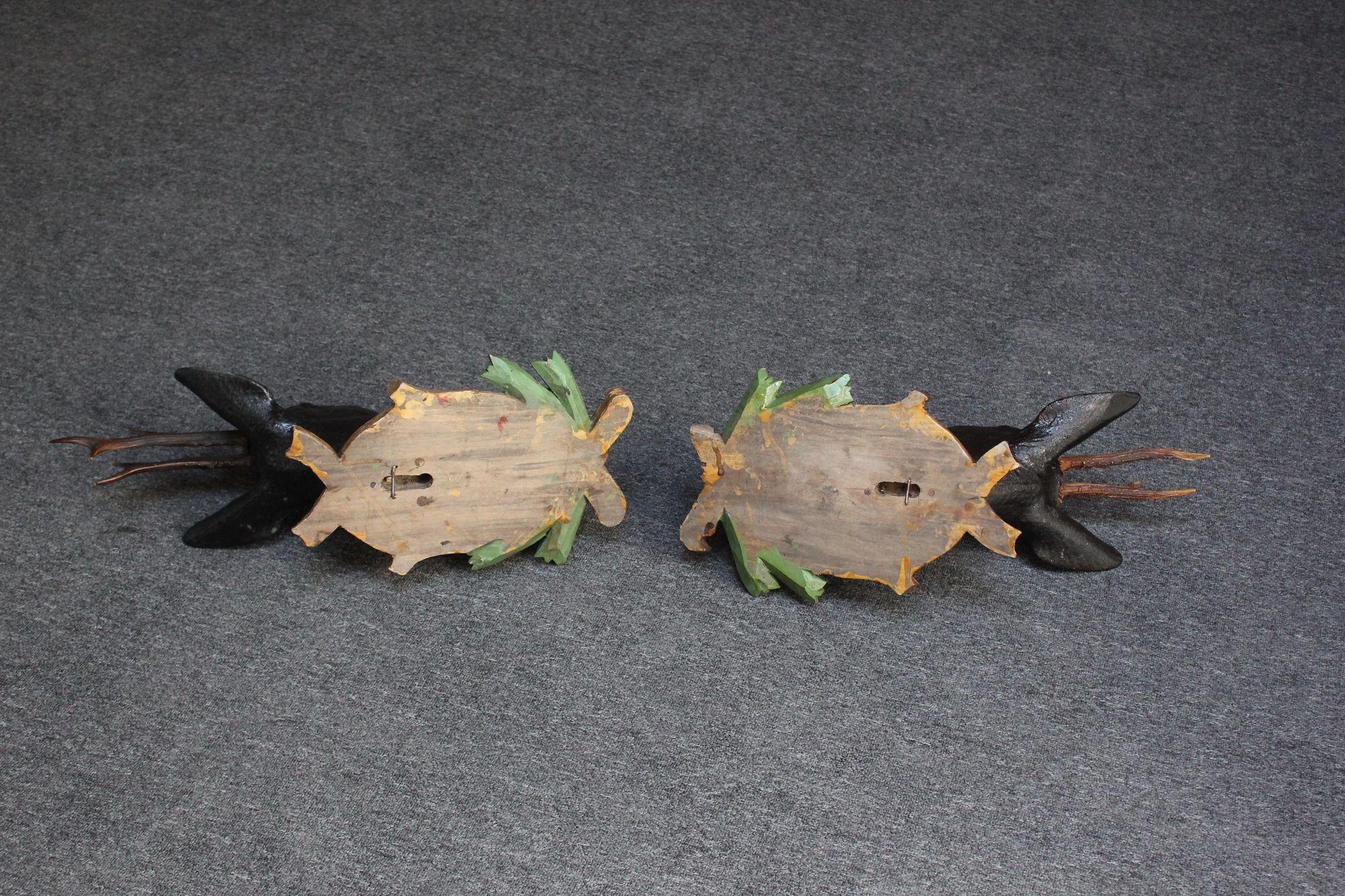 Bois cerf Paire de sculptures murales anciennes allemandes en bois sculpté de cerfs montés en Black Forest en vente