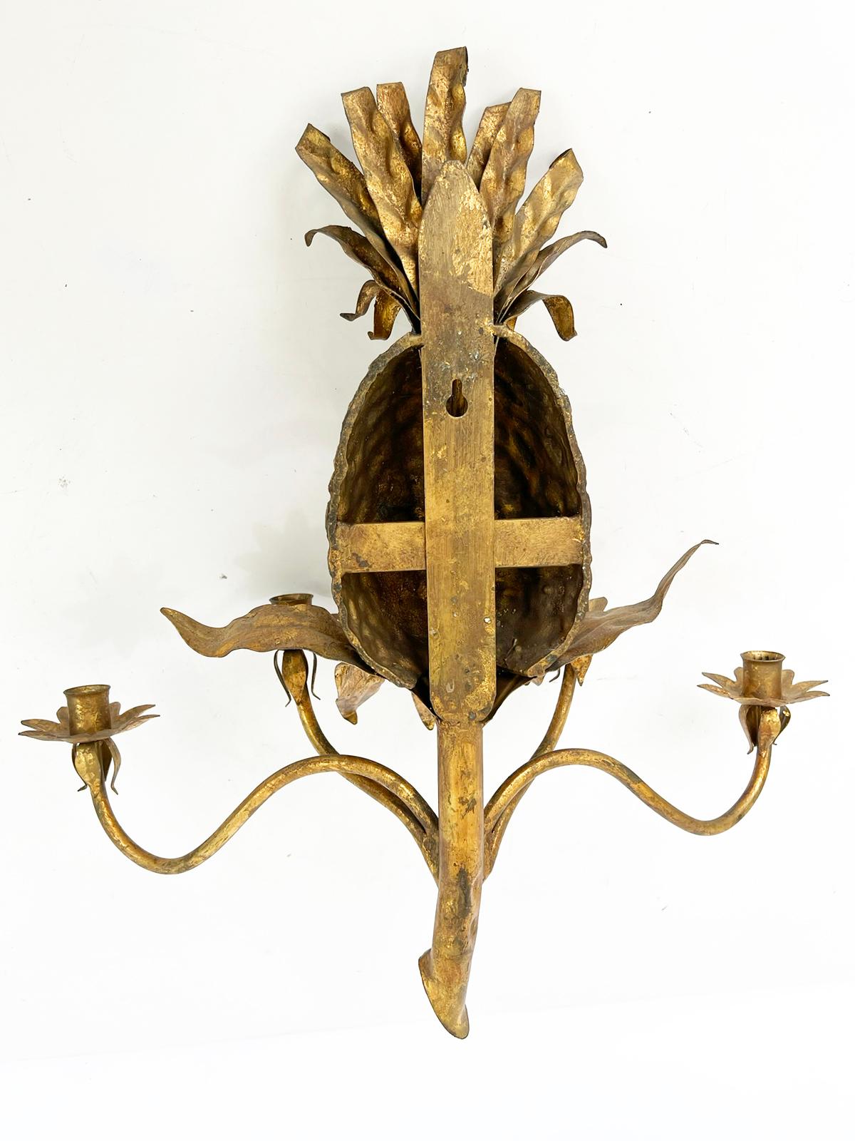 Coppia di applique a quattro luci in ferro dorato d'epoca, a forma di ananas in vendita 2