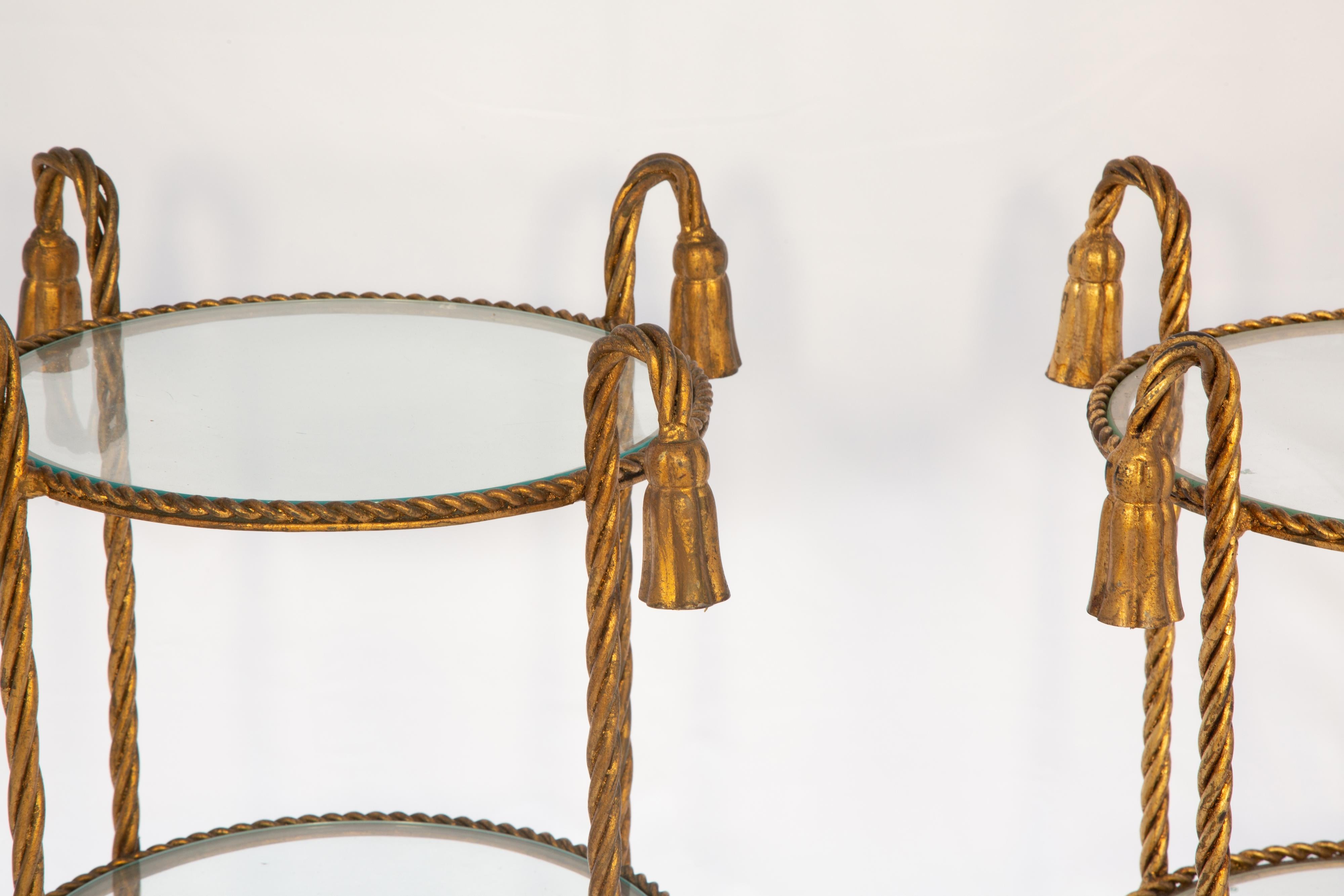 Italiano Coppia di supporti per corde e nappe in ferro dorato d'epoca in vendita
