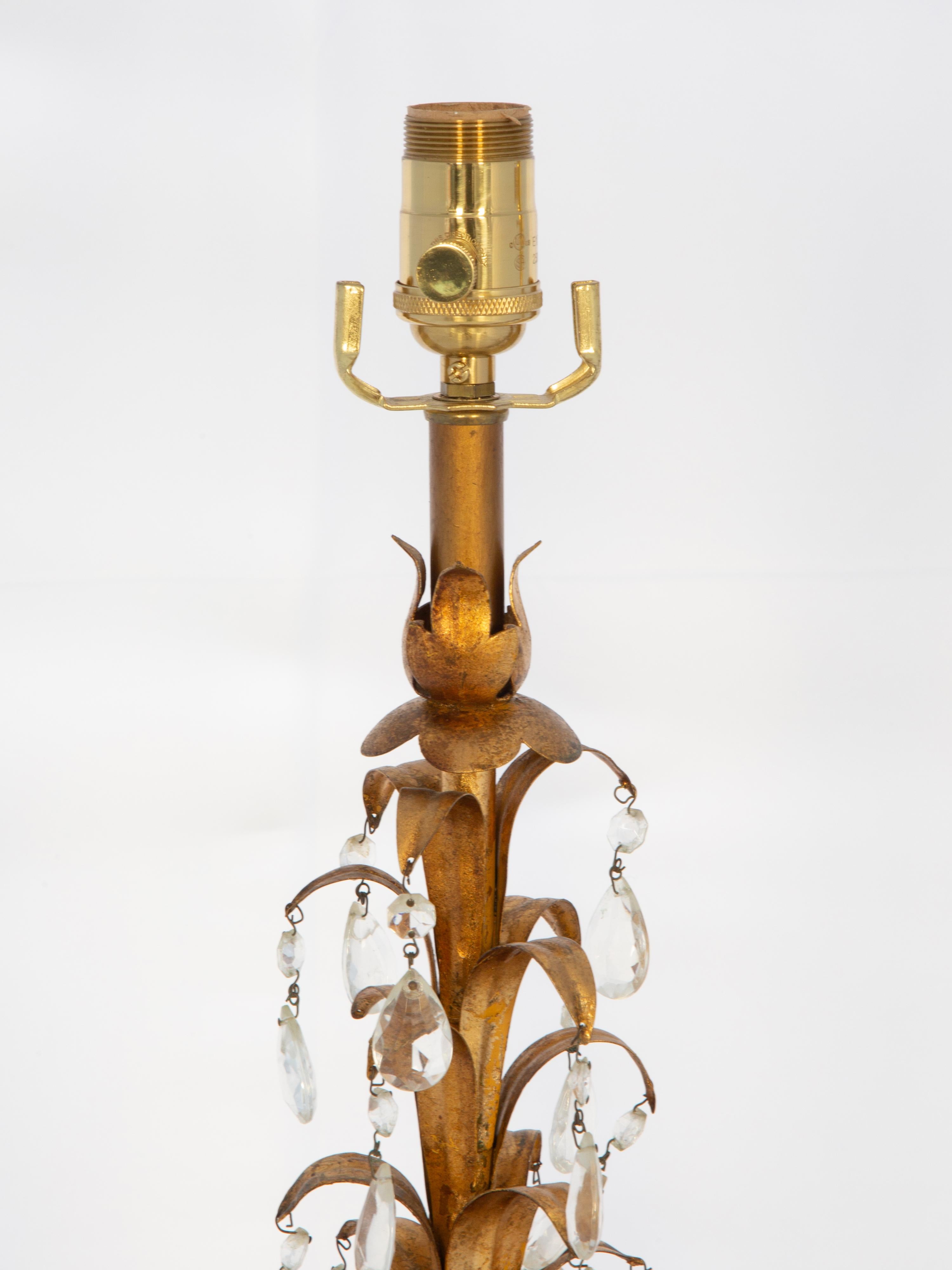 Coppia di lampade vintage Florentine, ciascuna modellata come un gambo di foglie di palma accentate da gocce di cristallo sfaccettato, su zoccolo in vetro con tratteggio inciso, su base graduata con piedi in metallo.

ID stock: D4026