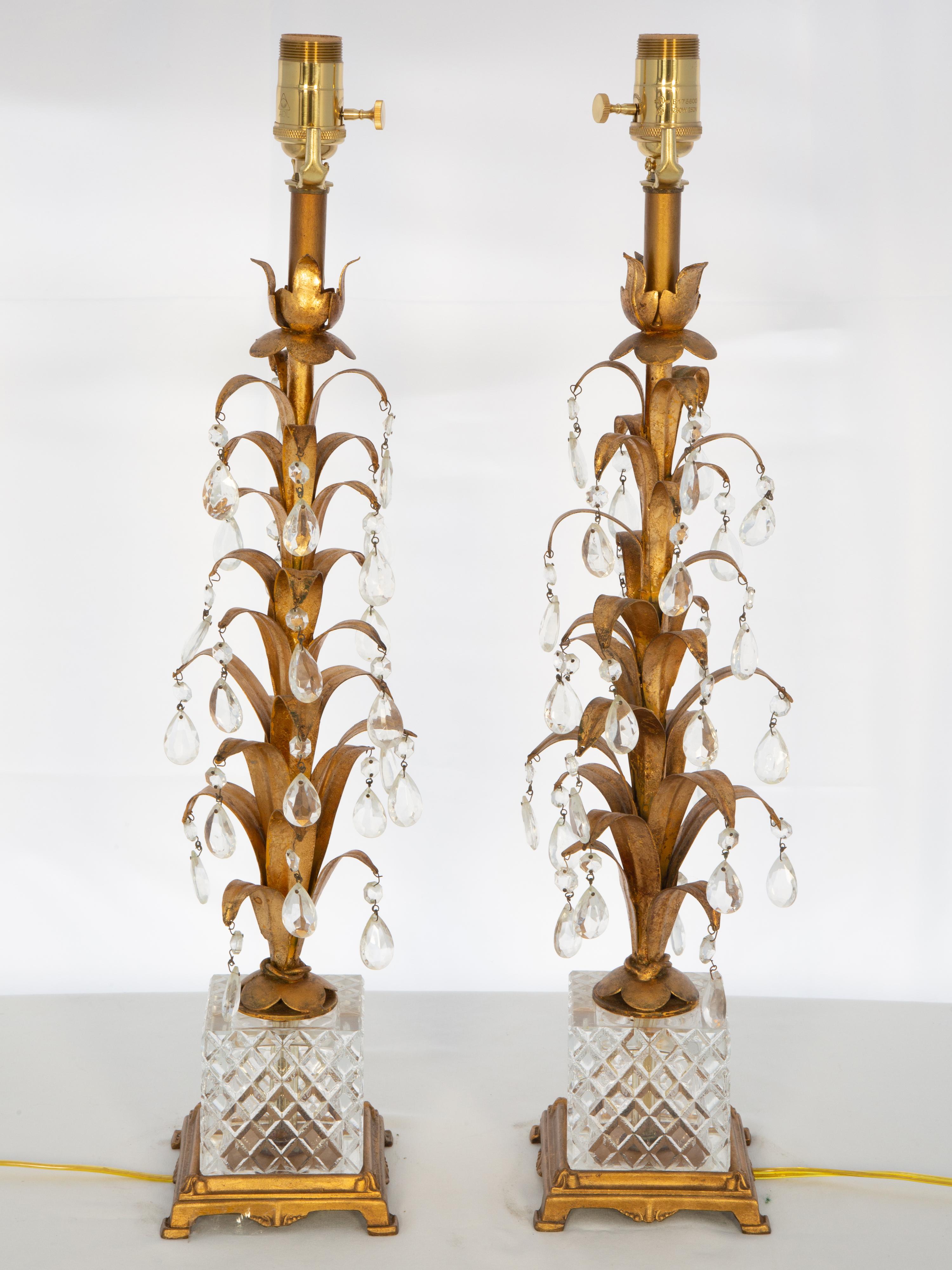 Dorato Coppia di lampade dorate d'epoca in legno di palma con accenti di cristallo in vendita