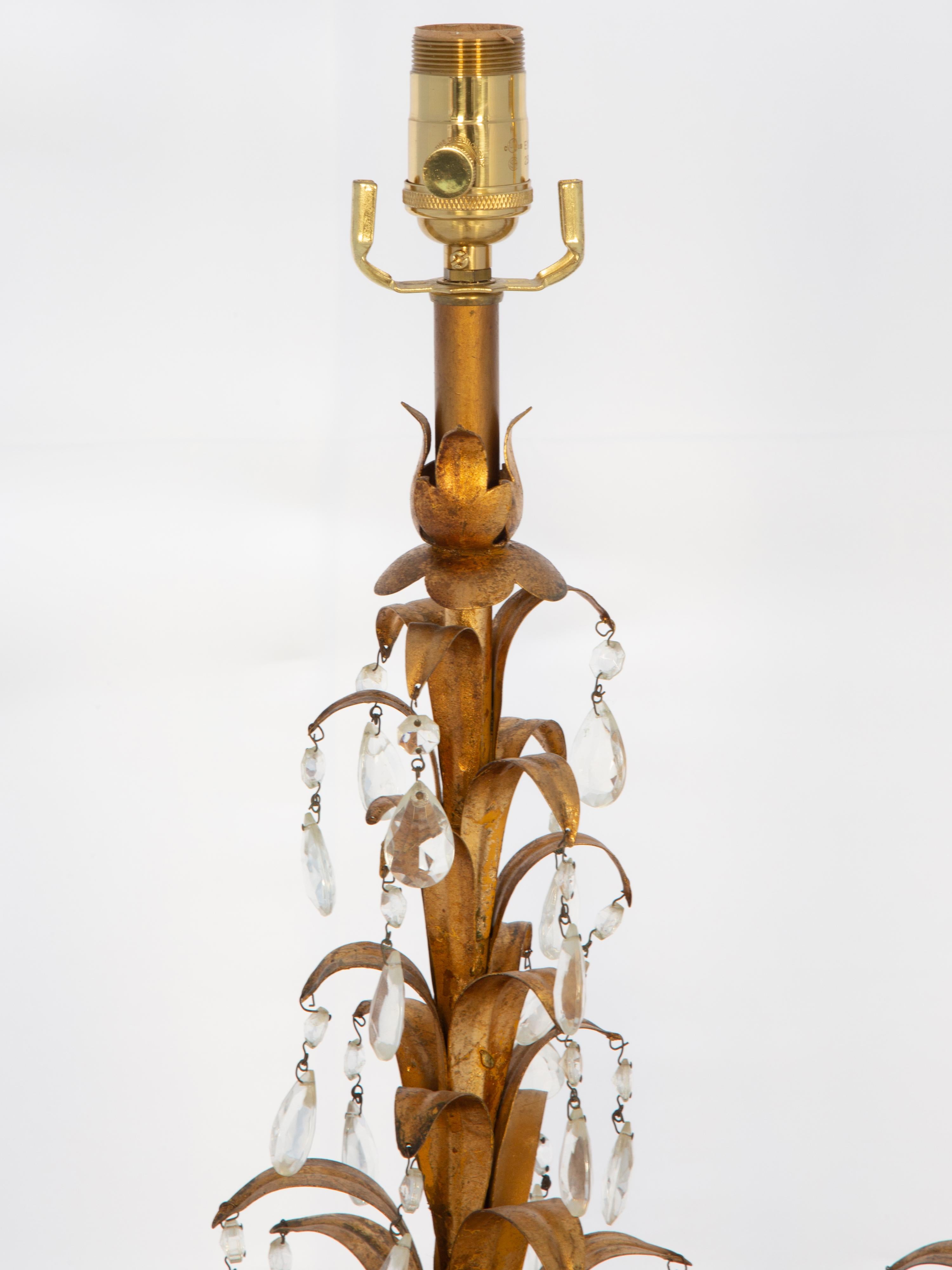 XX secolo Coppia di lampade dorate d'epoca in legno di palma con accenti di cristallo in vendita