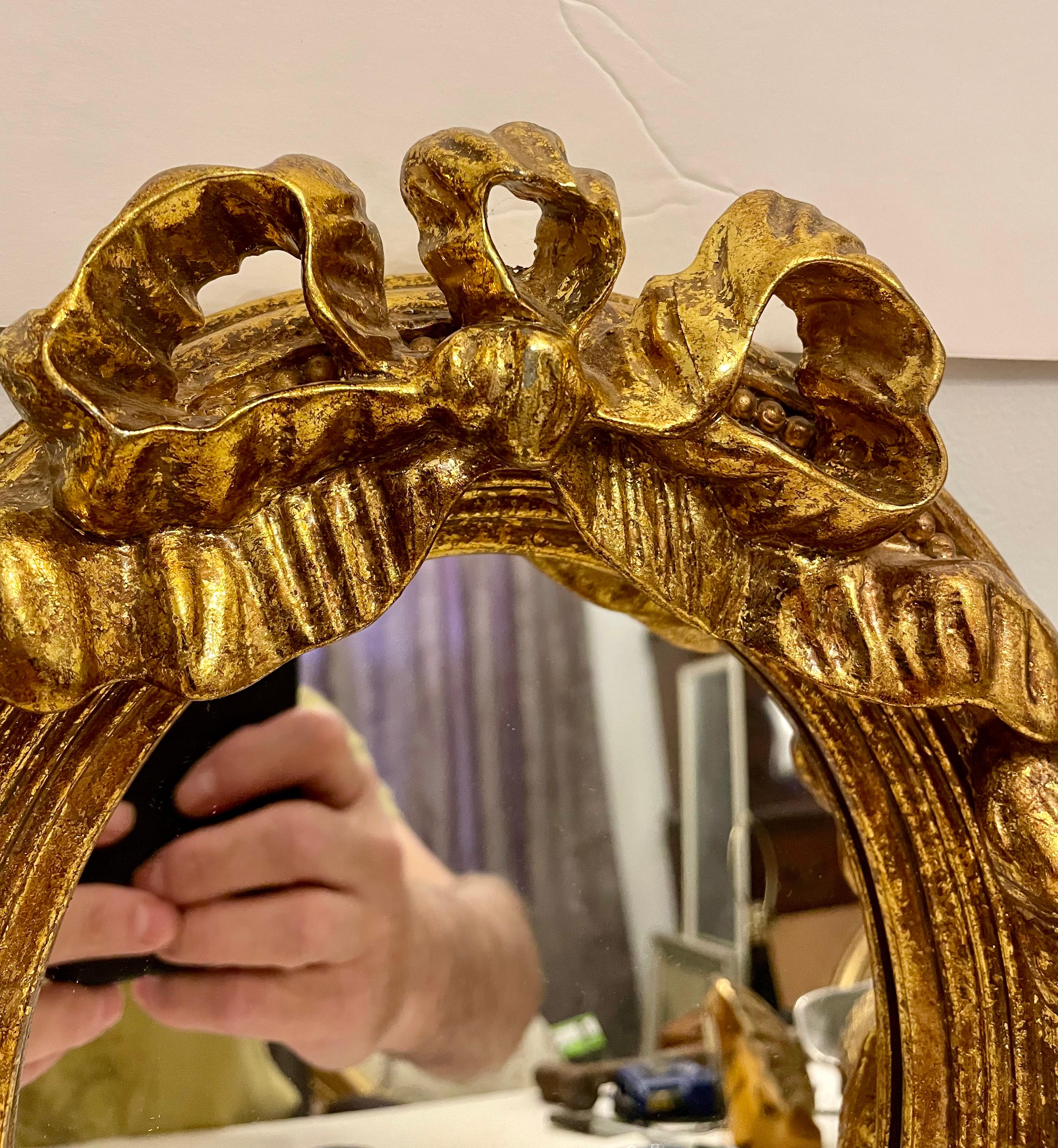Coppia di specchi dorati d'epoca con arco in vendita 3