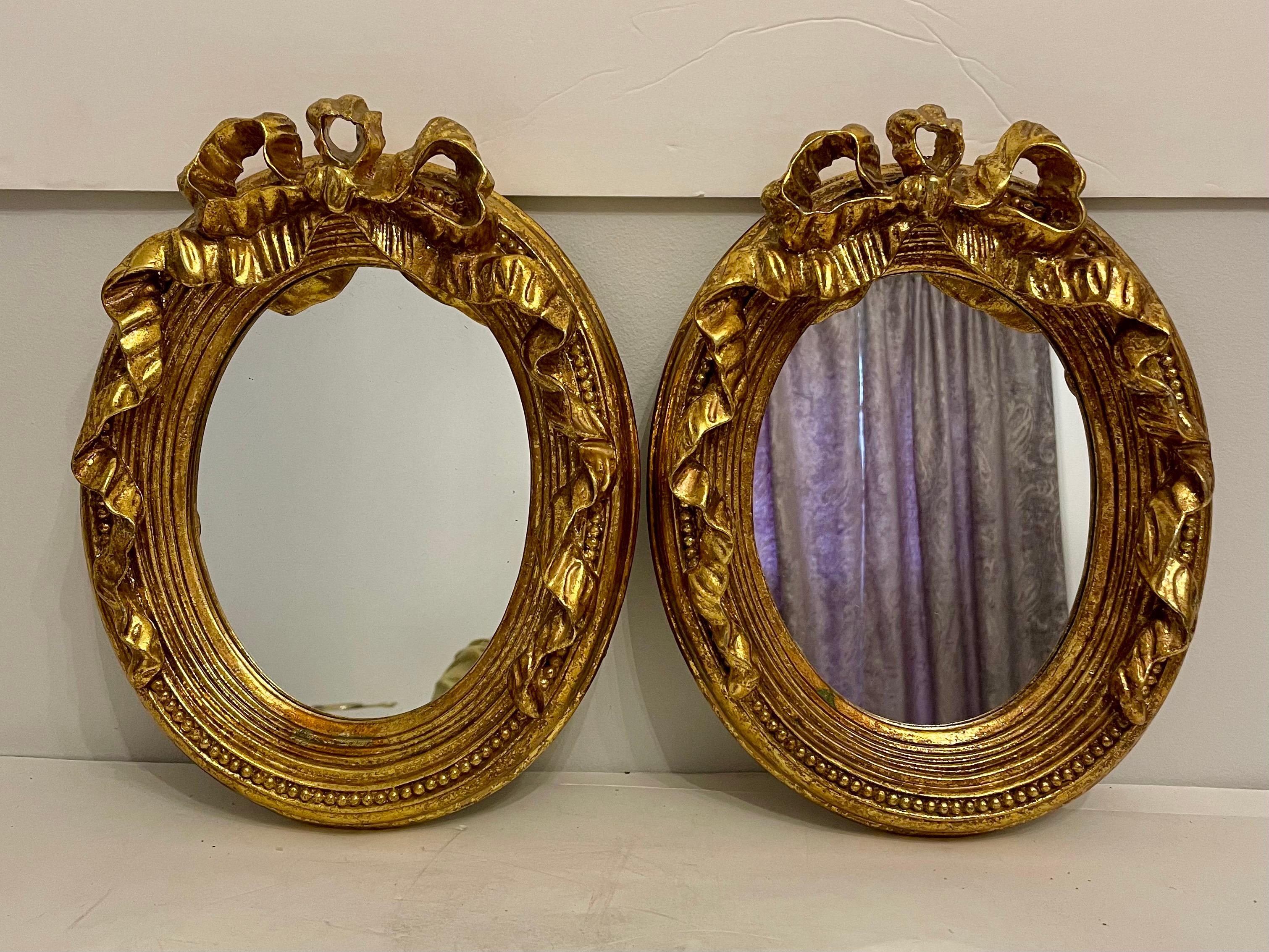 Coppia di specchi dorati con arco. Ogni specchio misura 12,75