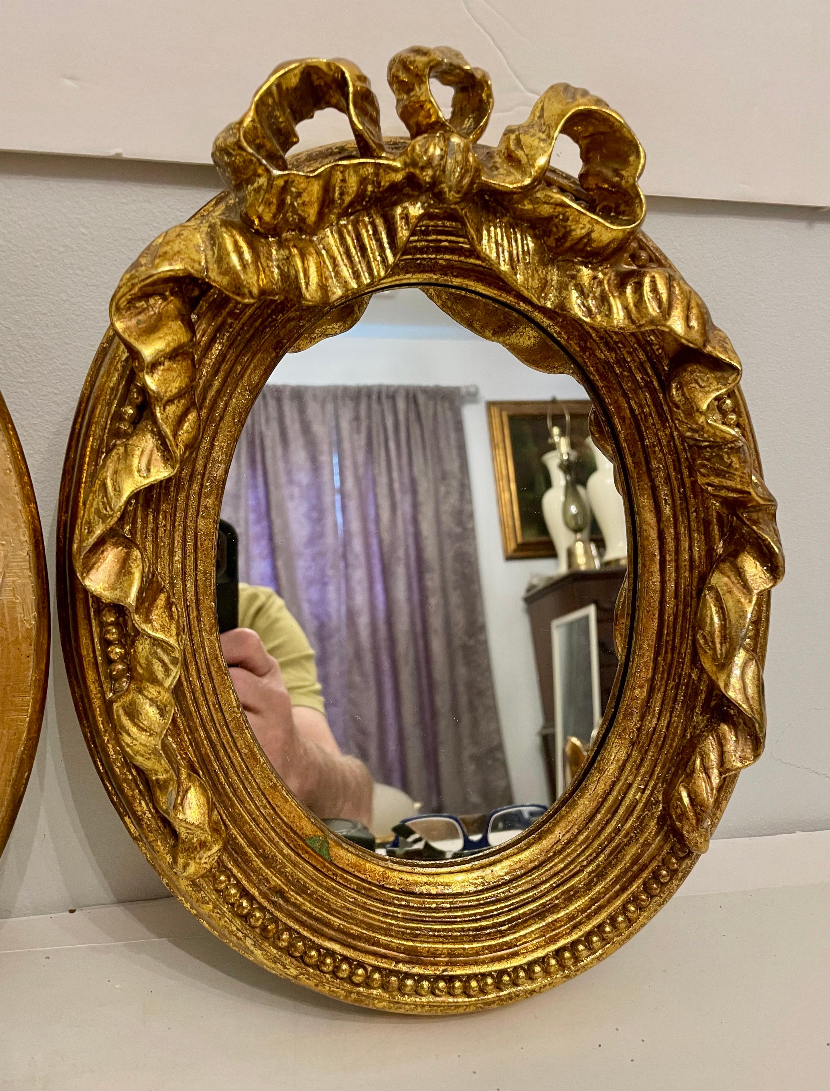 Hollywood Regency Coppia di specchi dorati d'epoca con arco in vendita