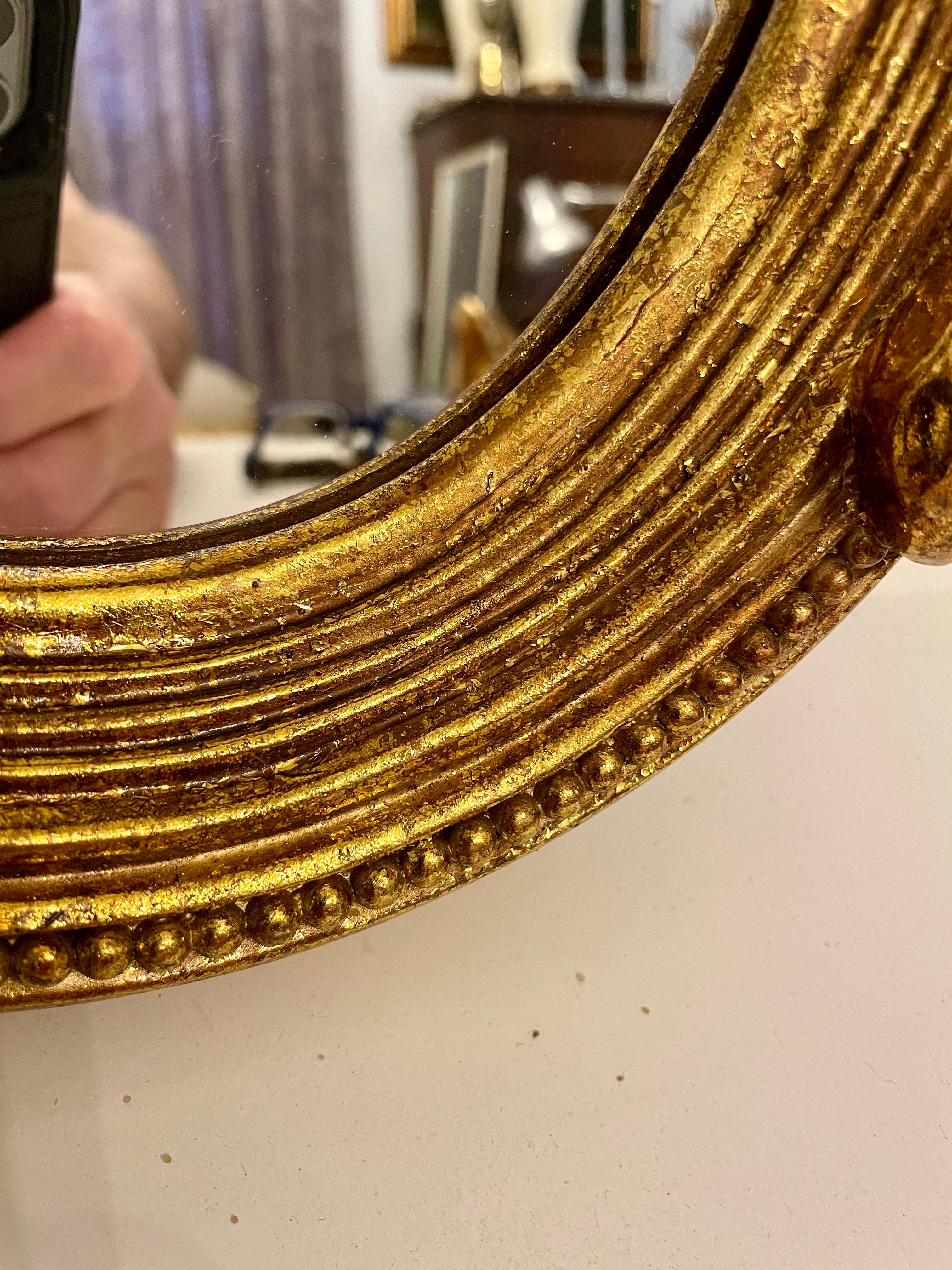 Sconosciuto Coppia di specchi dorati d'epoca con arco in vendita