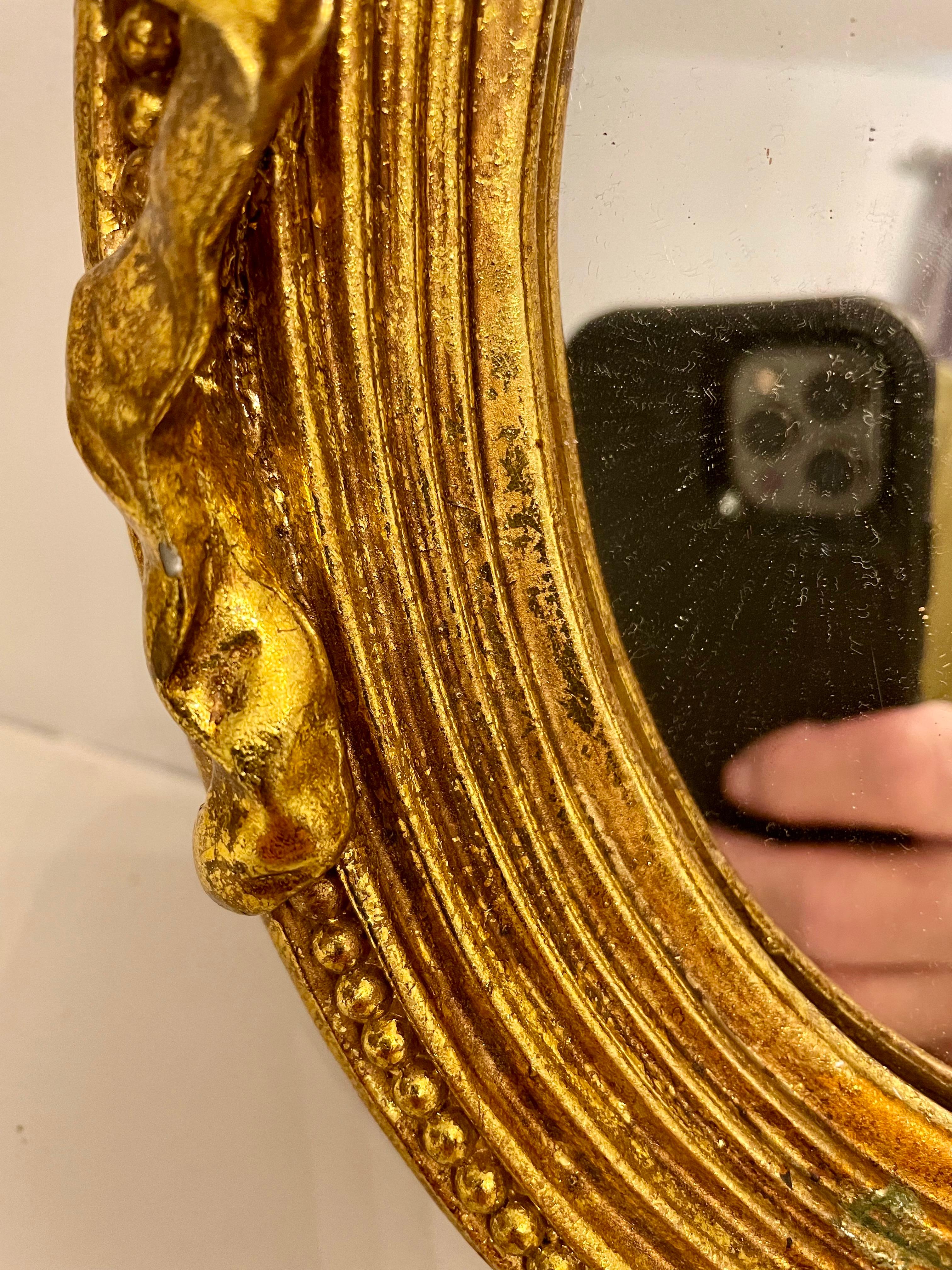 Coppia di specchi dorati d'epoca con arco In condizioni buone in vendita a New York, NY