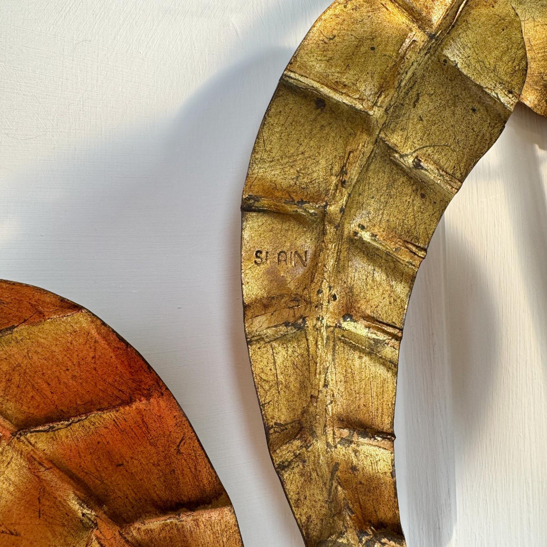 Pareja de apliques españoles Globe Lighting vintage de hierro dorado y cristal en venta 2