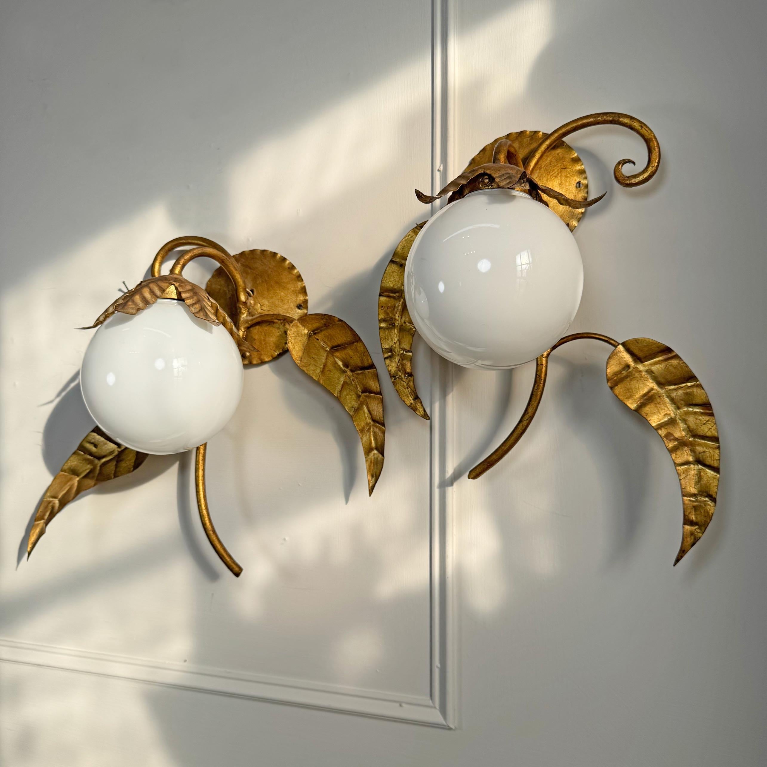 Pareja de apliques españoles Globe Lighting vintage de hierro dorado y cristal en venta 3