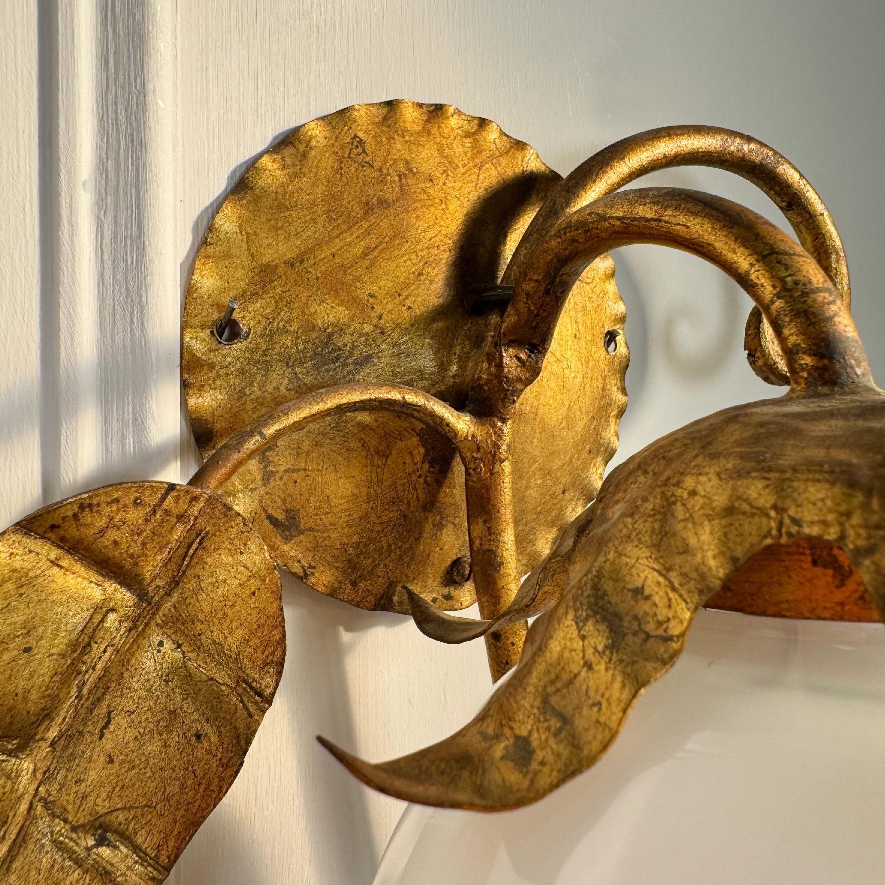 Pareja de apliques españoles Globe Lighting vintage de hierro dorado y cristal en venta 4