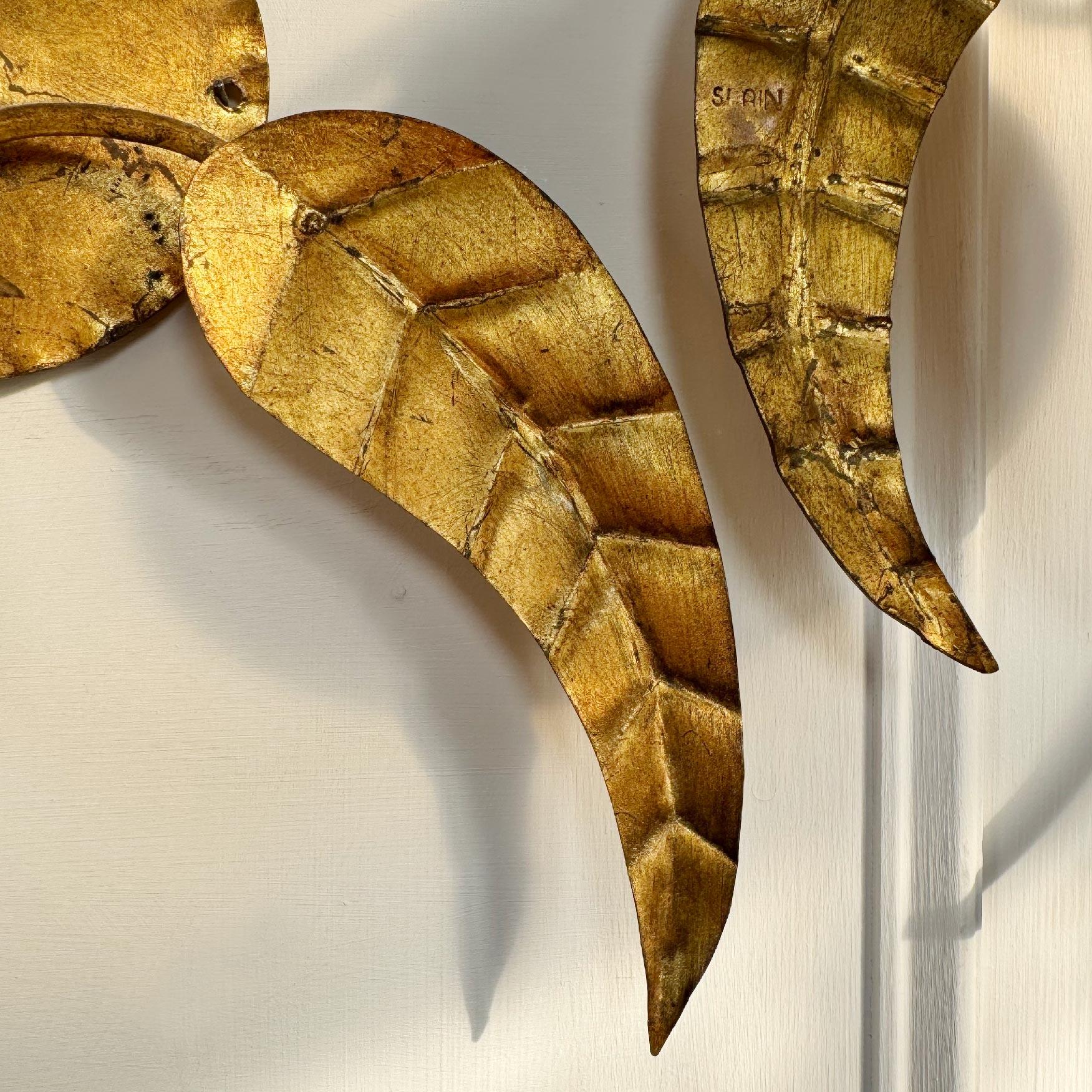 Pareja de apliques españoles Globe Lighting vintage de hierro dorado y cristal Renacimiento de la Regencia en venta