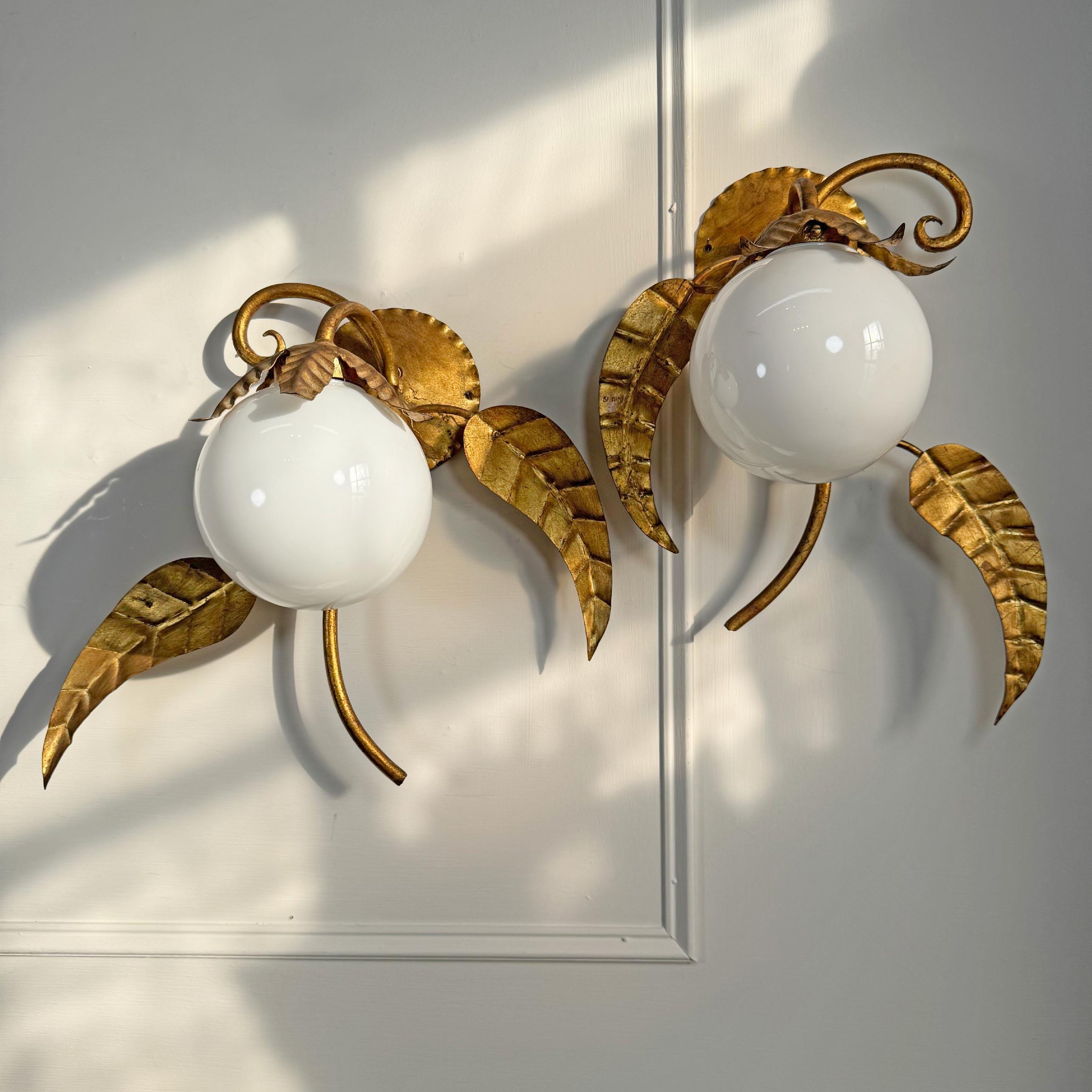 Pareja de apliques españoles Globe Lighting vintage de hierro dorado y cristal Español en venta