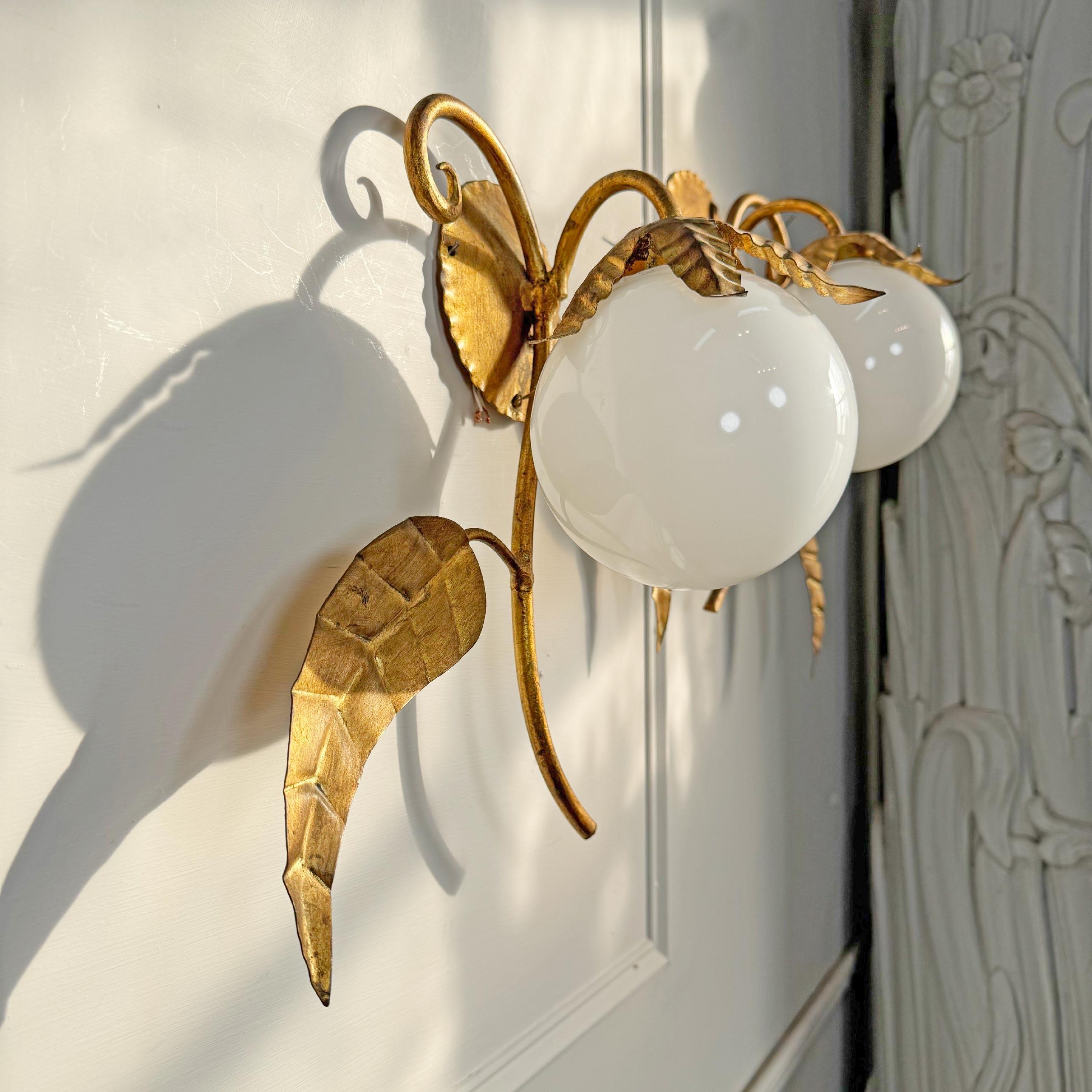 Pareja de apliques españoles Globe Lighting vintage de hierro dorado y cristal en Bueno estado para la venta en Hastings, GB