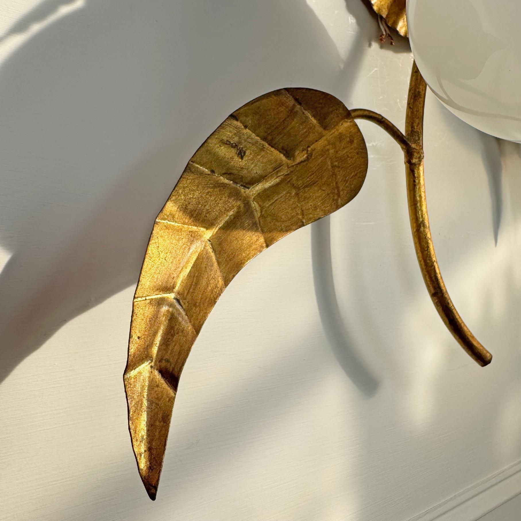 Pareja de apliques españoles Globe Lighting vintage de hierro dorado y cristal siglo XX en venta