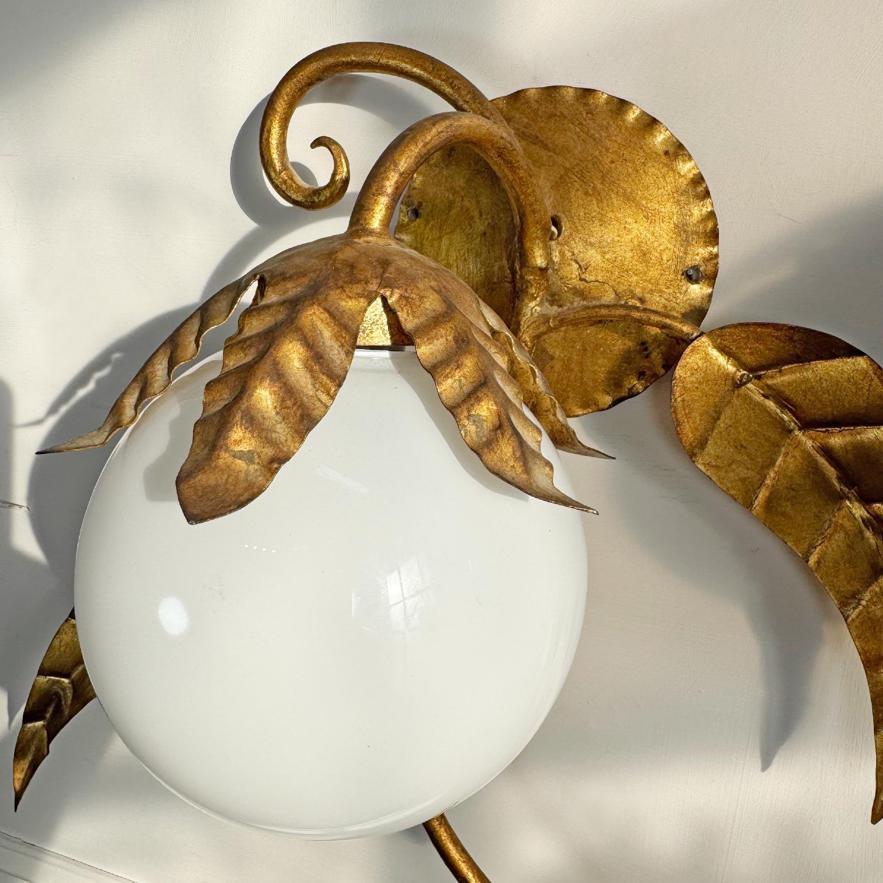 Pareja de apliques españoles Globe Lighting vintage de hierro dorado y cristal Vidrio soplado en venta