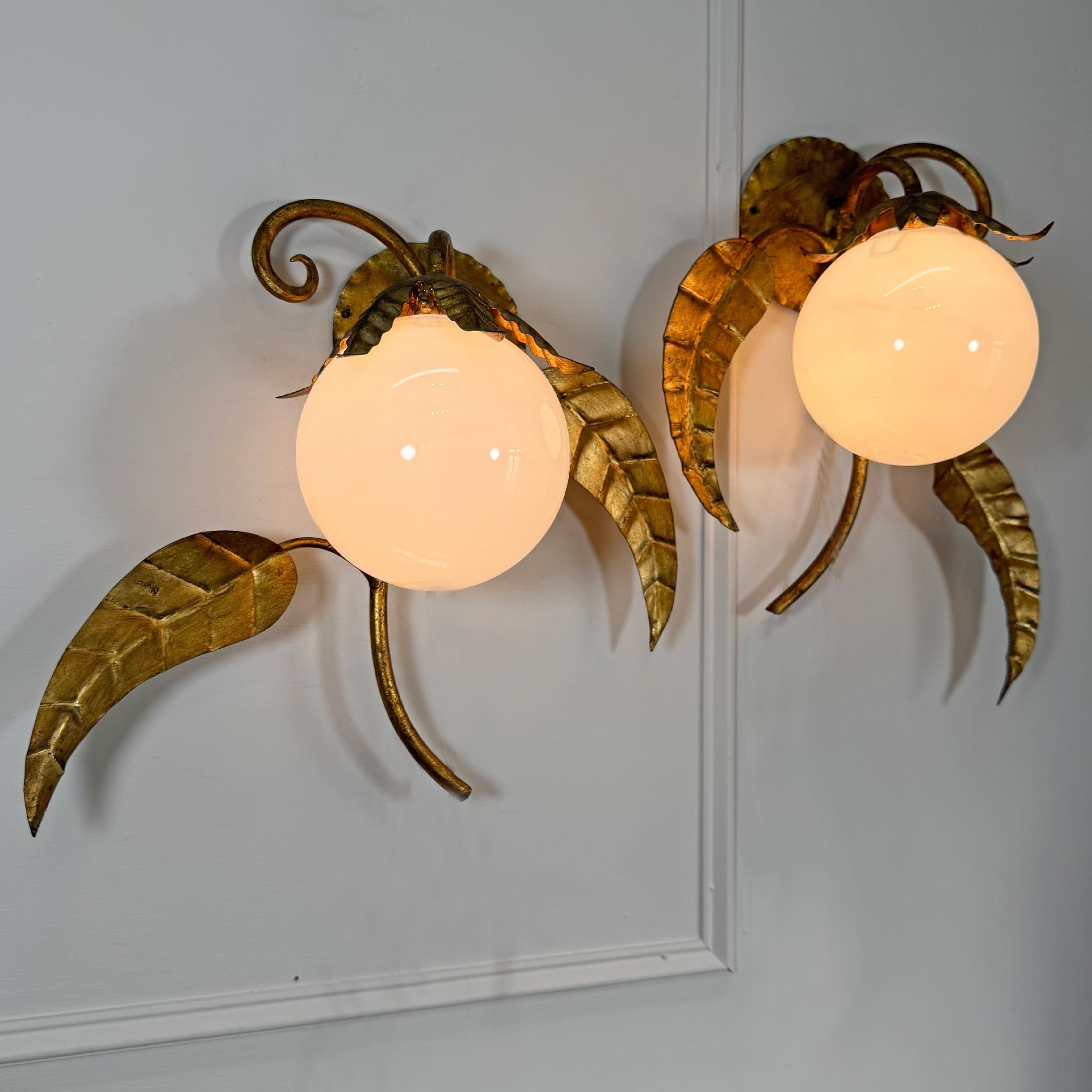 Pareja de apliques españoles Globe Lighting vintage de hierro dorado y cristal en venta 1