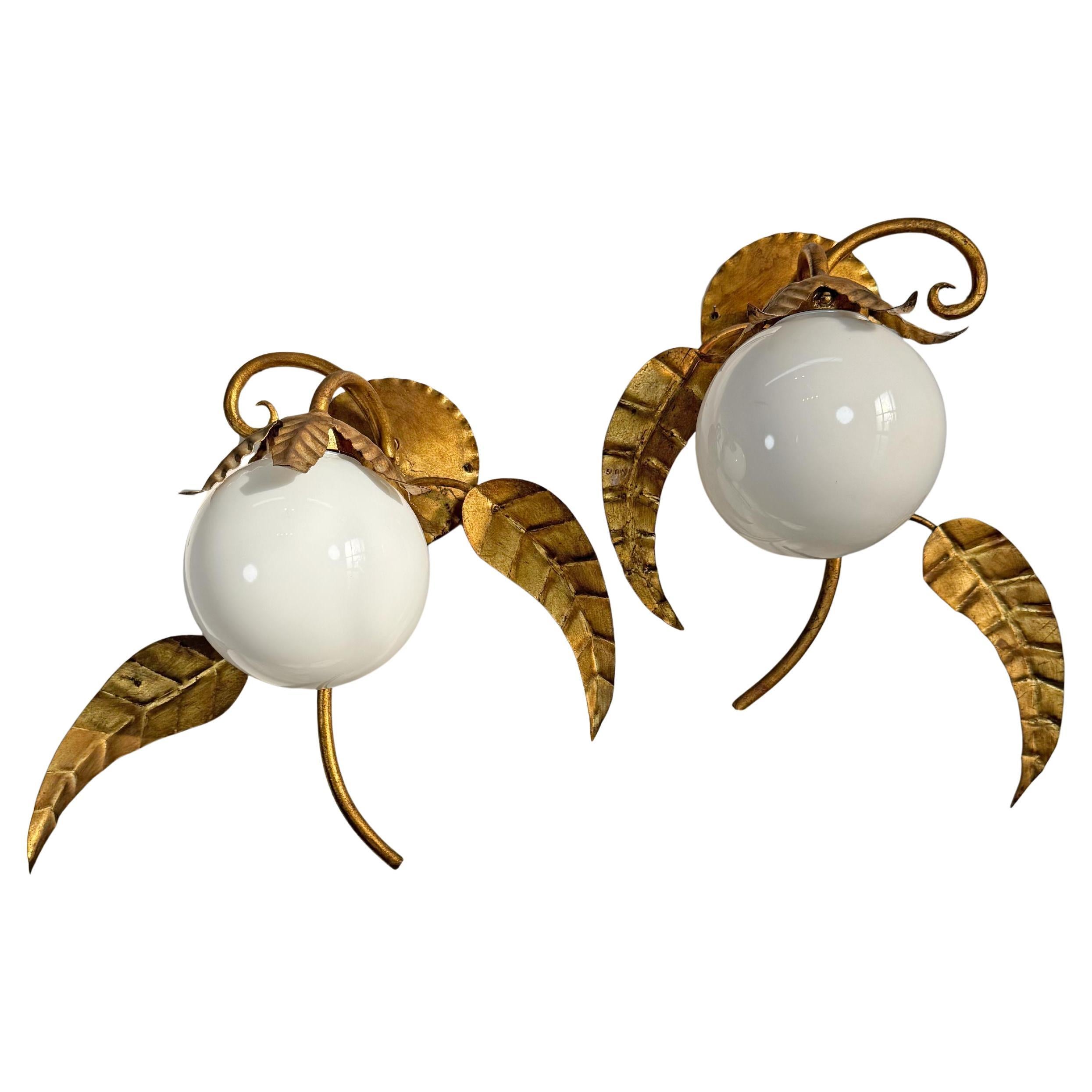 Pareja de apliques españoles Globe Lighting vintage de hierro dorado y cristal en venta