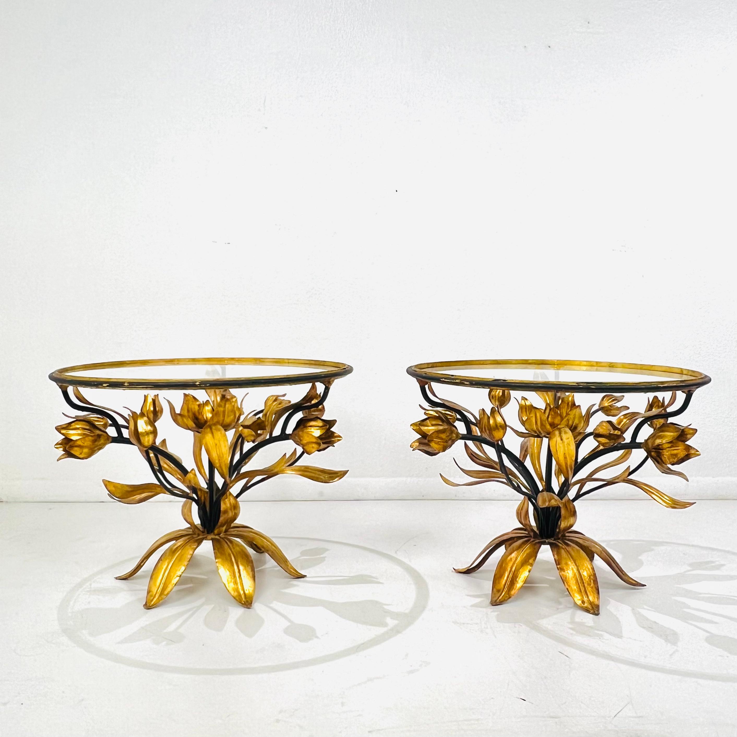Pareja de mesas auxiliares vintage de metal dorado con flores en venta 10
