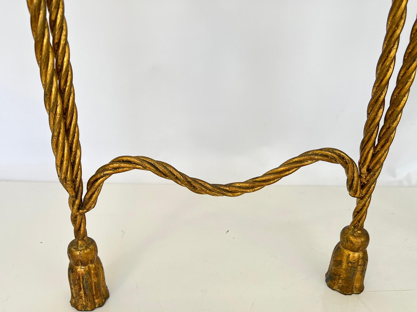 Paar Vintage-Beistelltische aus vergoldetem Metall mit Seil und Quasten (Mitte des 20. Jahrhunderts) im Angebot