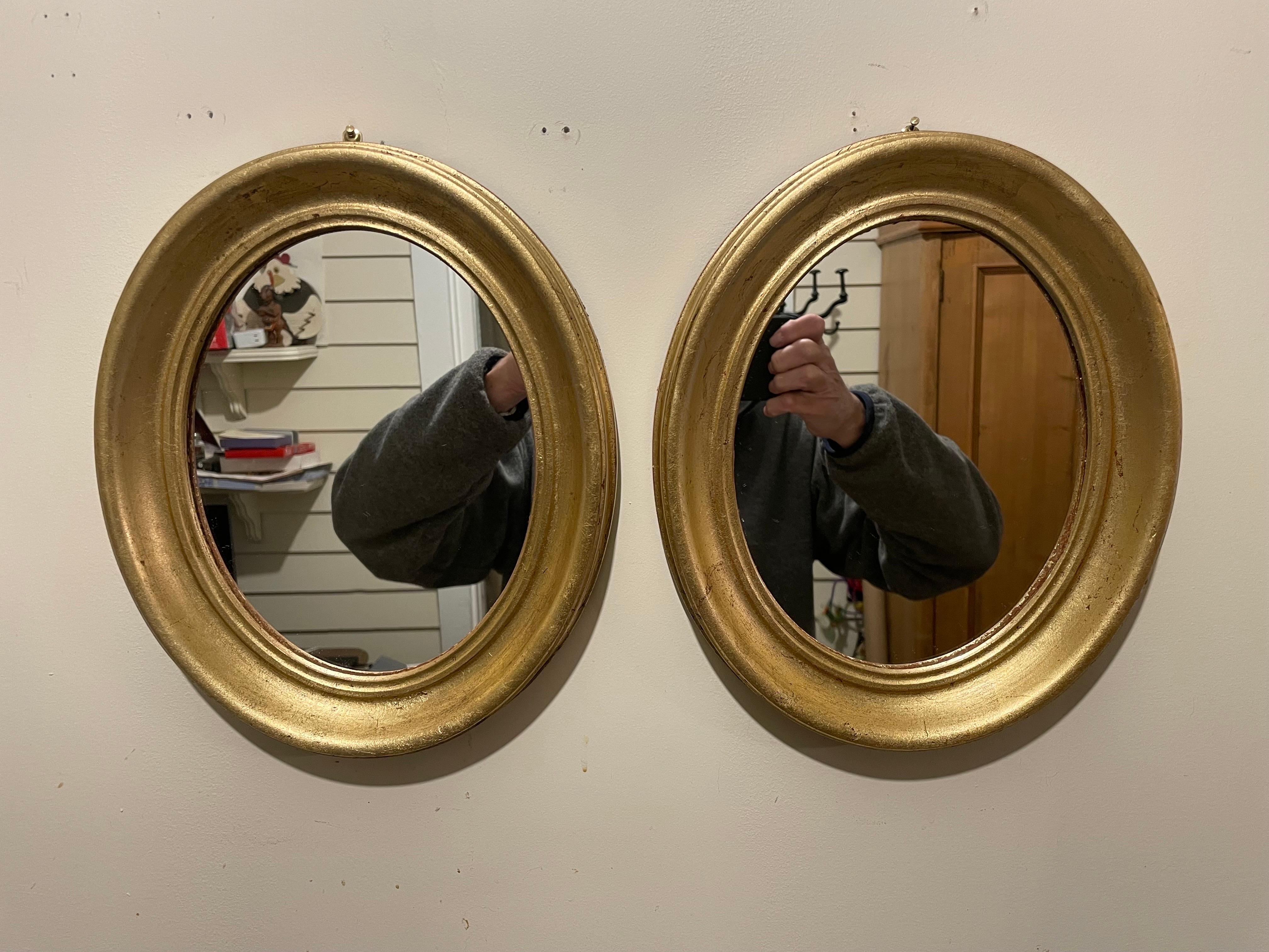 Paire de miroirs italiens ovales dorés vintage en vente 3