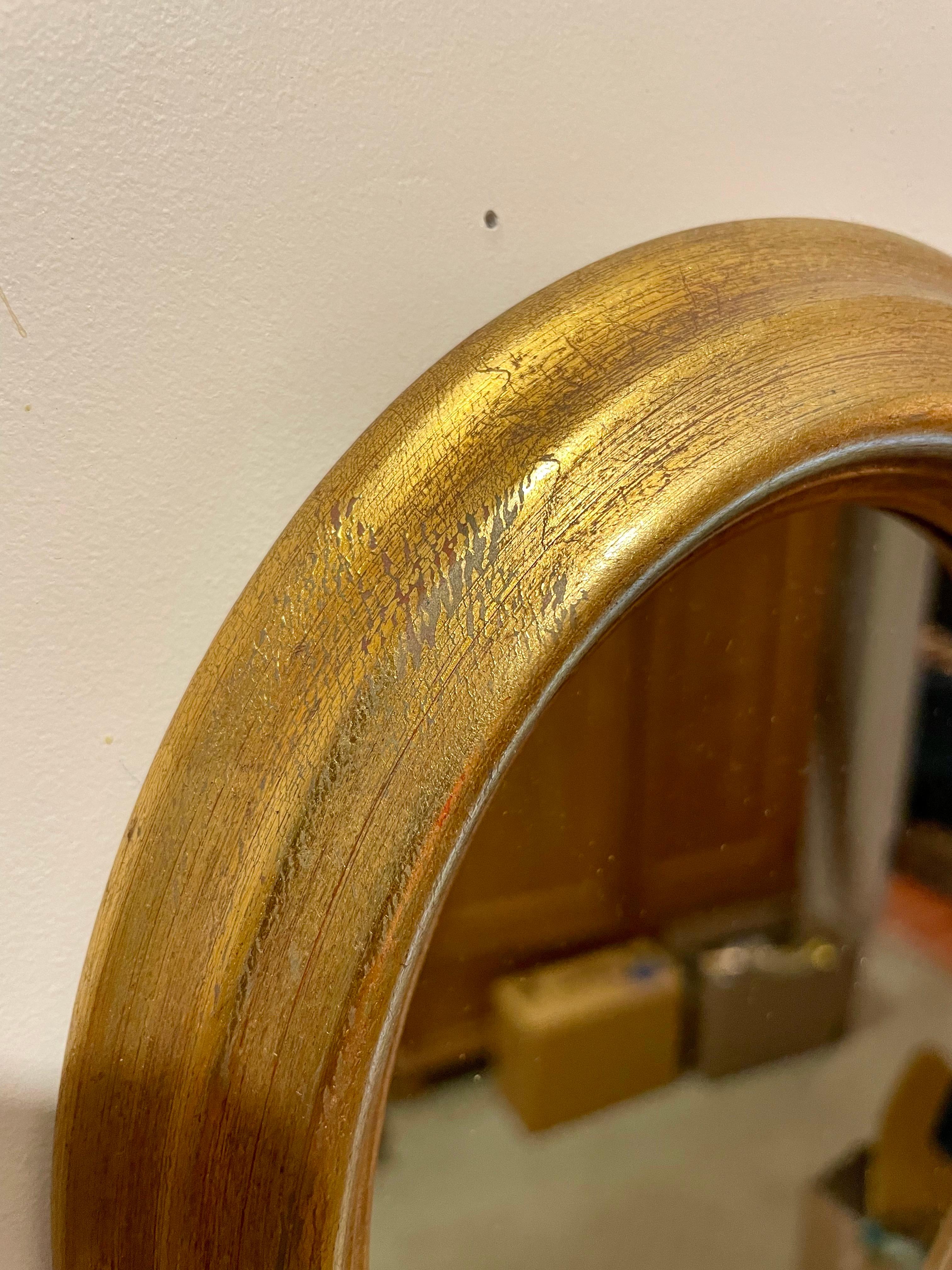Paire de miroirs italiens ovales dorés vintage en vente 4