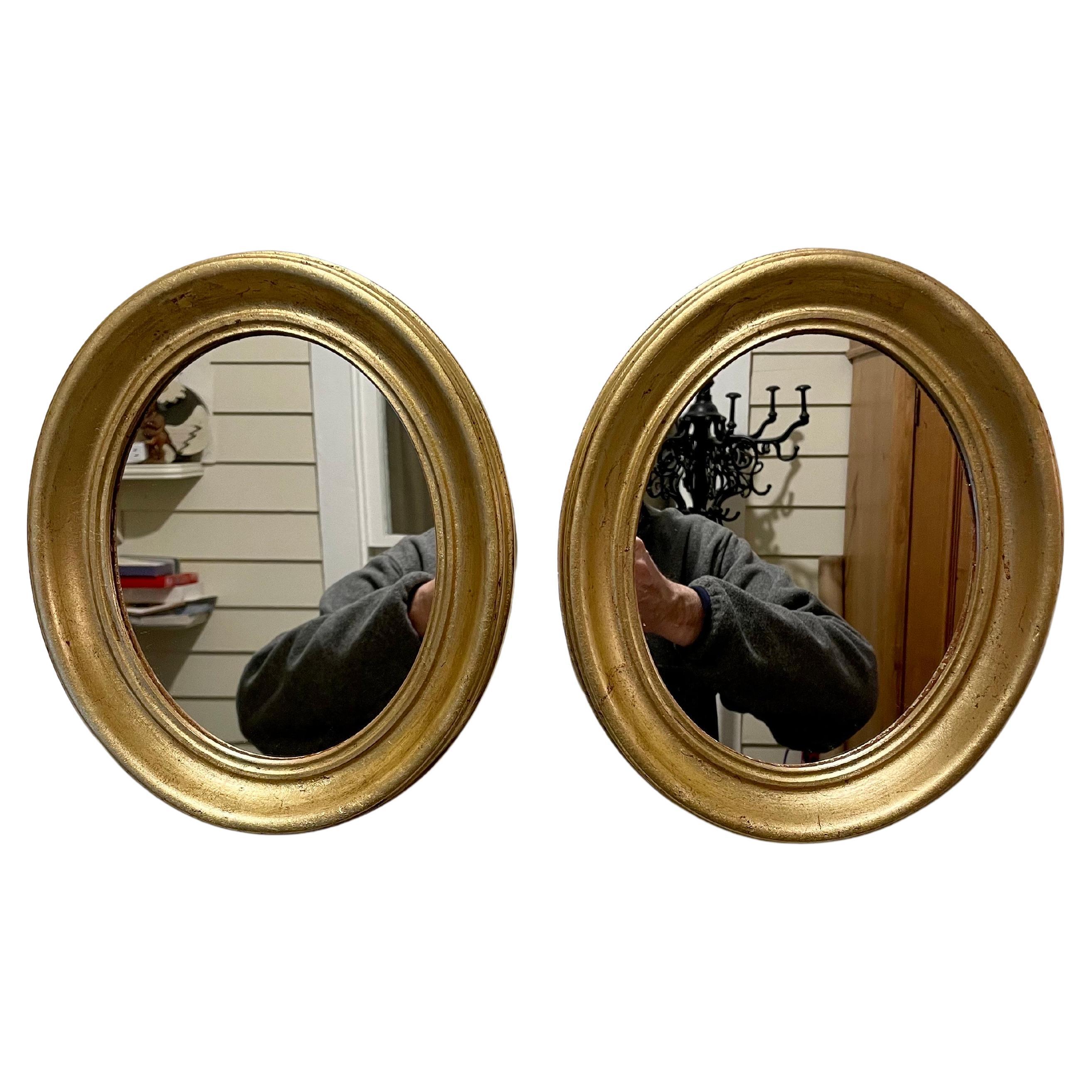 Paire de miroirs ovales italiens dorés. Chaque miroir mesure 11,75
