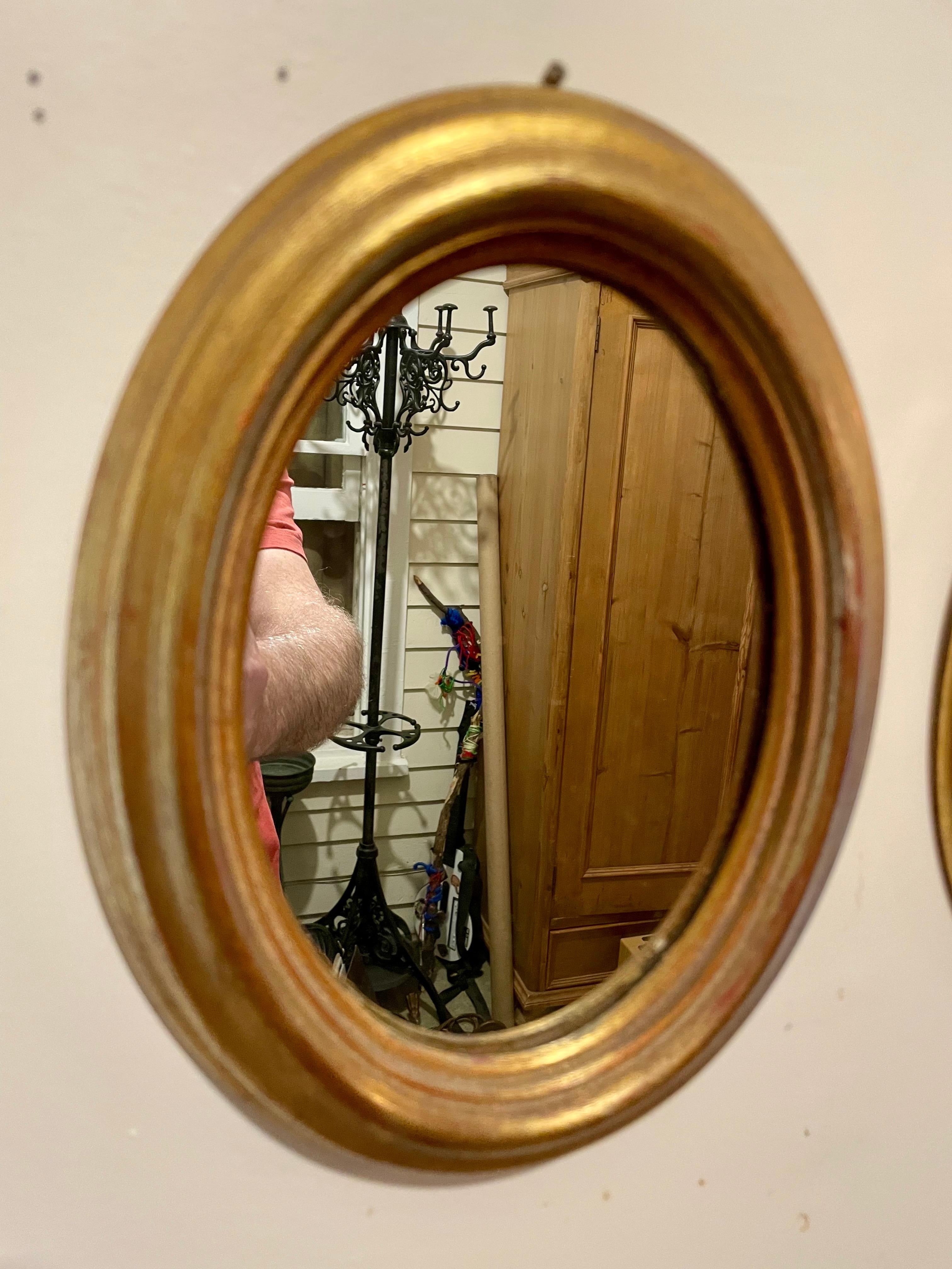 Hollywood Regency Paire de miroirs italiens ovales dorés vintage en vente