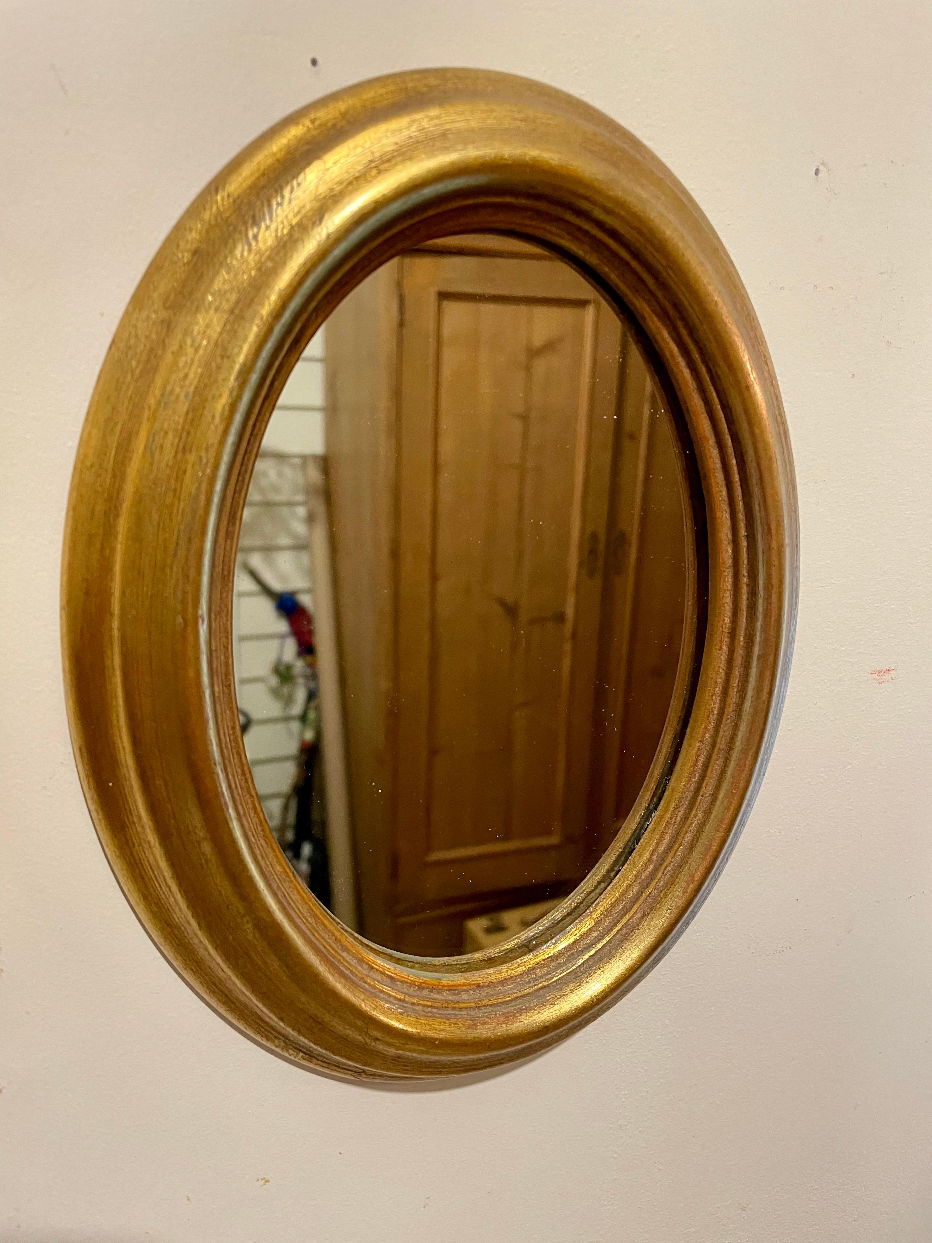 Doré Paire de miroirs italiens ovales dorés vintage en vente