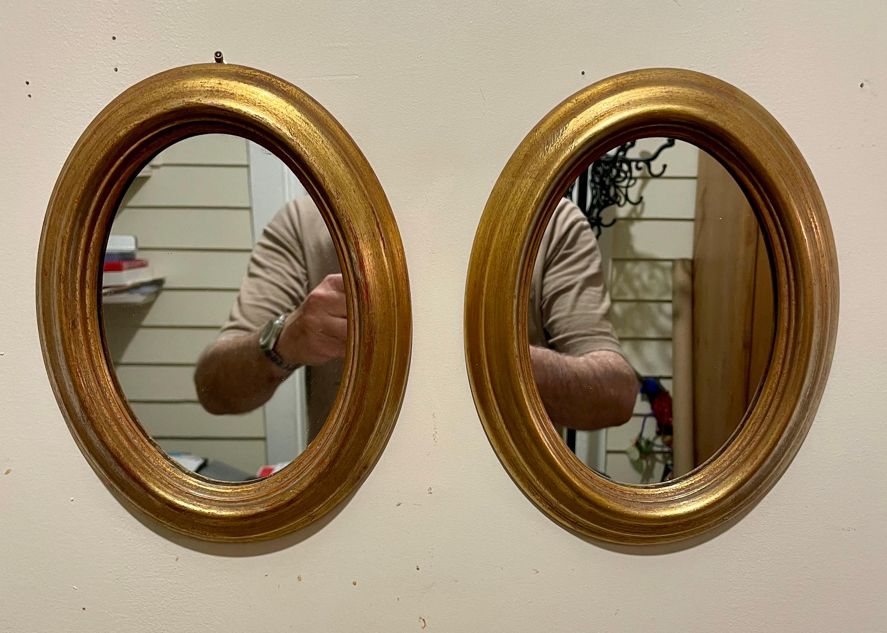Paire de miroirs italiens ovales dorés vintage Bon état - En vente à New York, NY