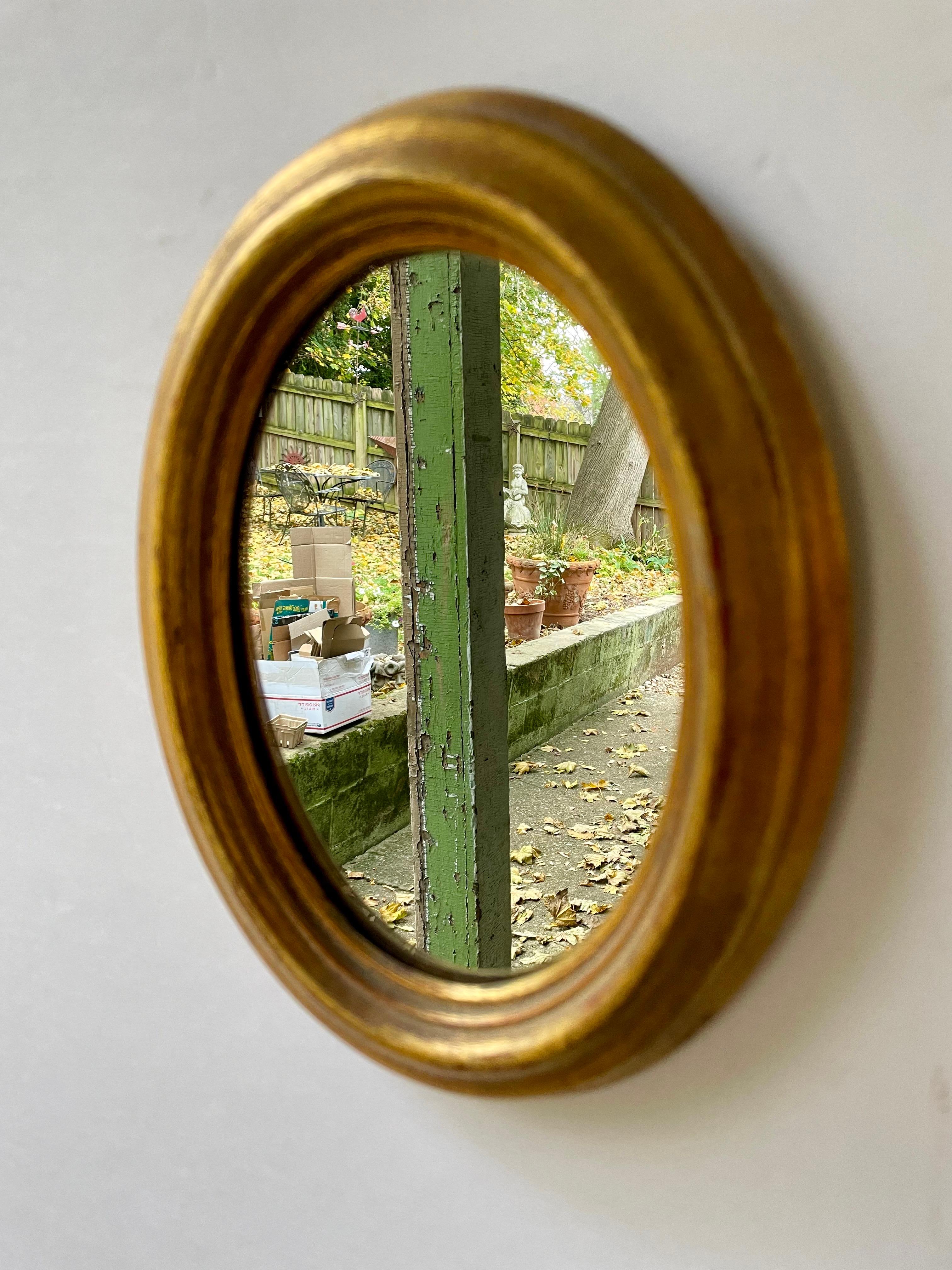 20ième siècle Paire de miroirs italiens ovales dorés vintage