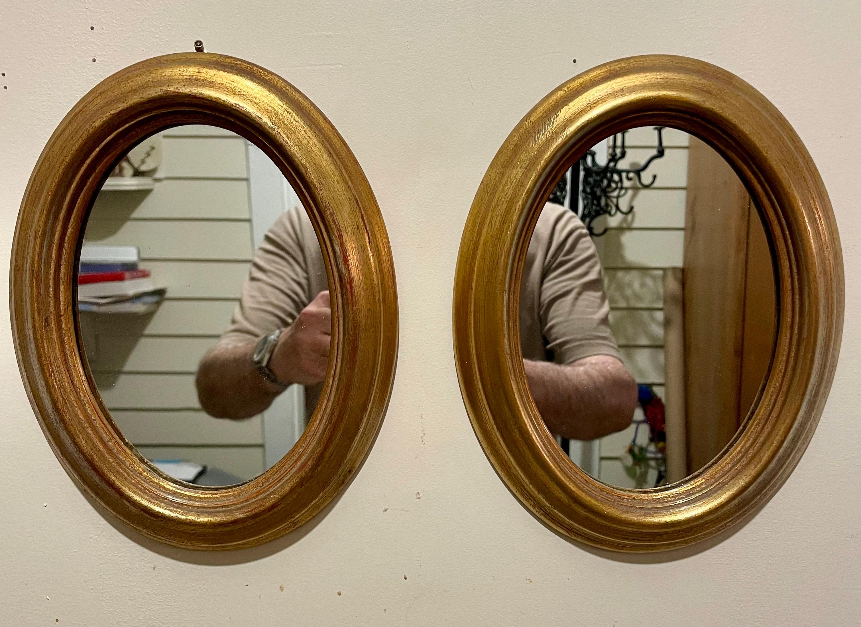 Bois Paire de miroirs italiens ovales dorés vintage en vente