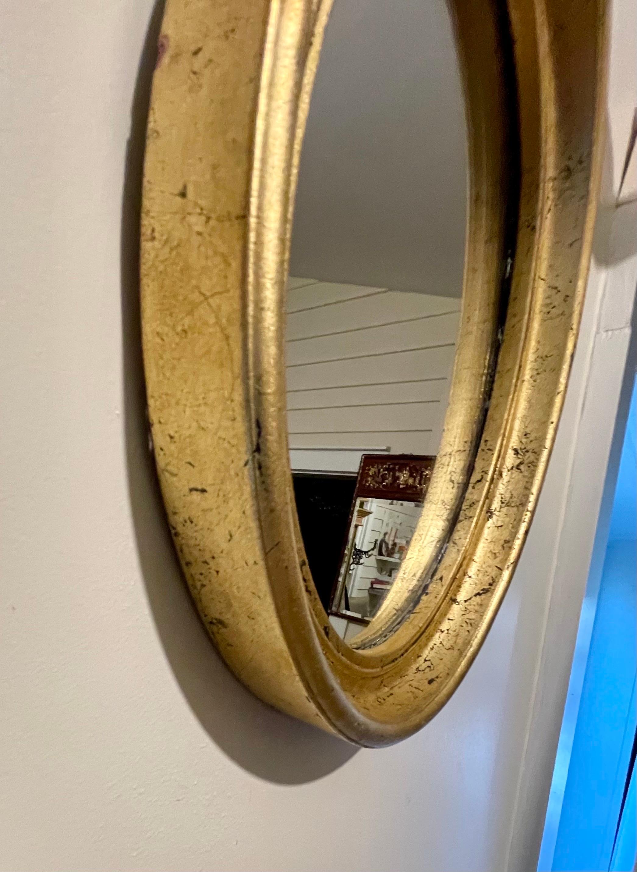 Paar vergoldete ovale italienische Vintage-Spiegel (Holz) im Angebot