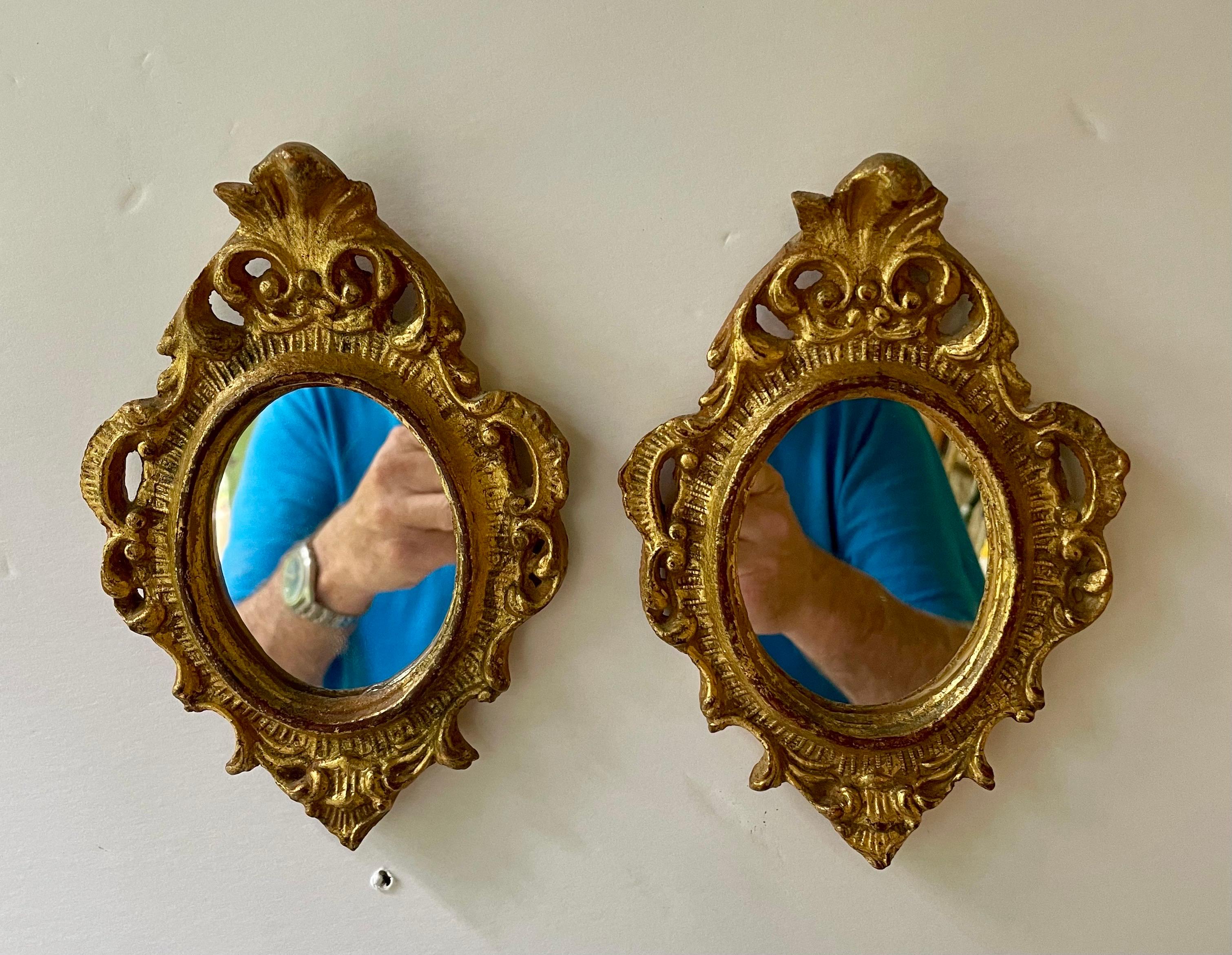 Hollywood Regency Coppia di specchiere italiane Florentine in legno dorato d'epoca in vendita