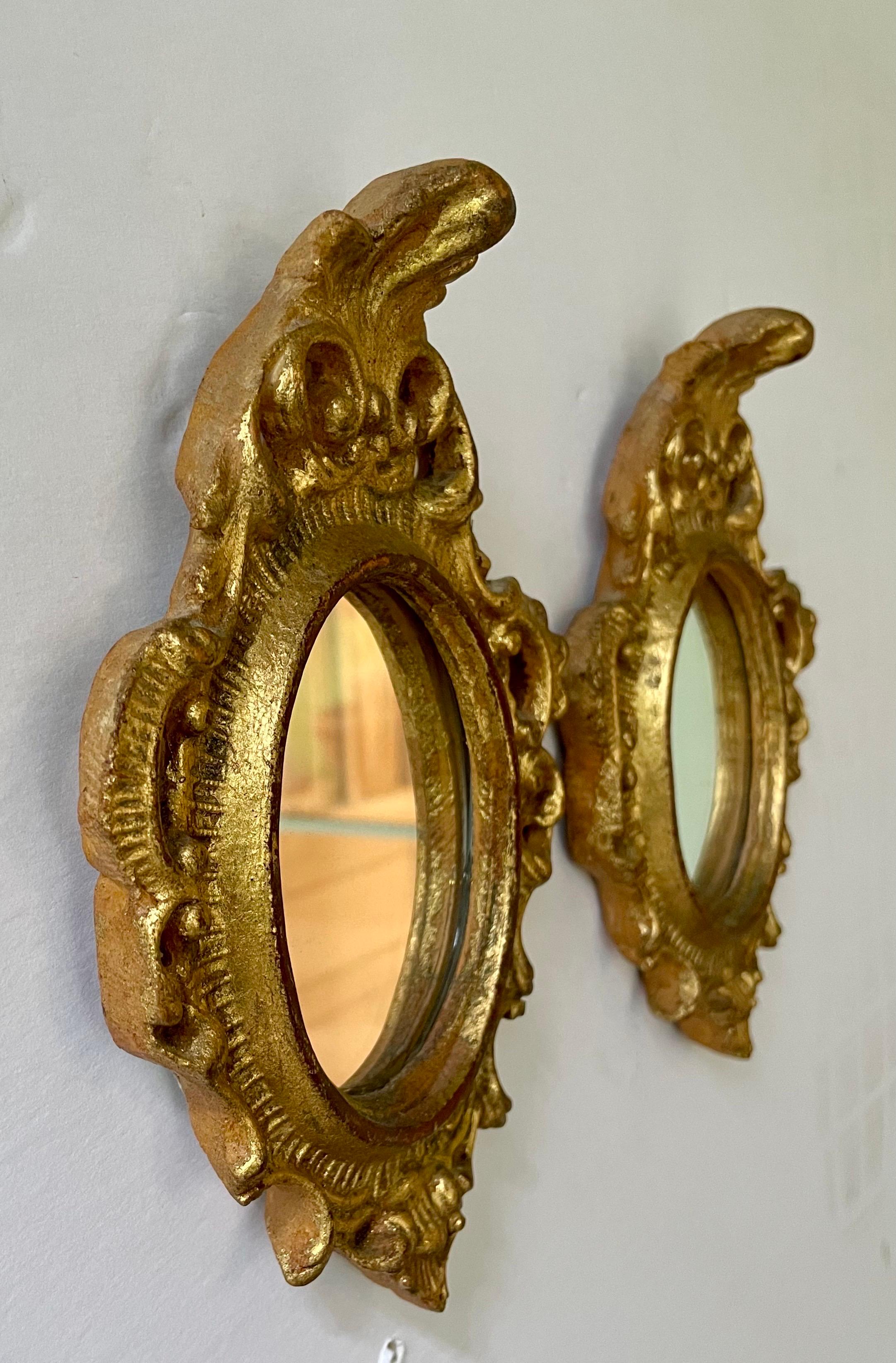 Specchio Coppia di specchiere italiane Florentine in legno dorato d'epoca in vendita