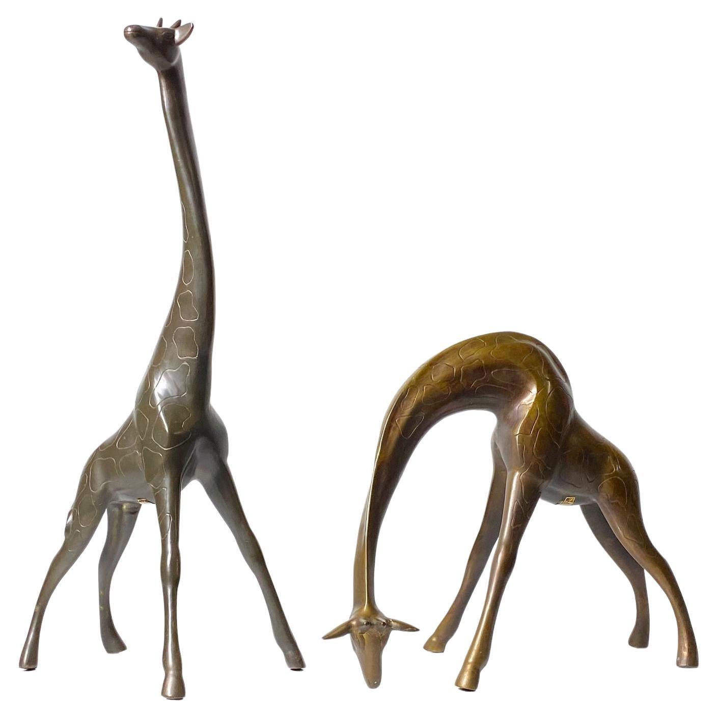 Paire de sculptures de girafes figuratives en bronze vintage de 21