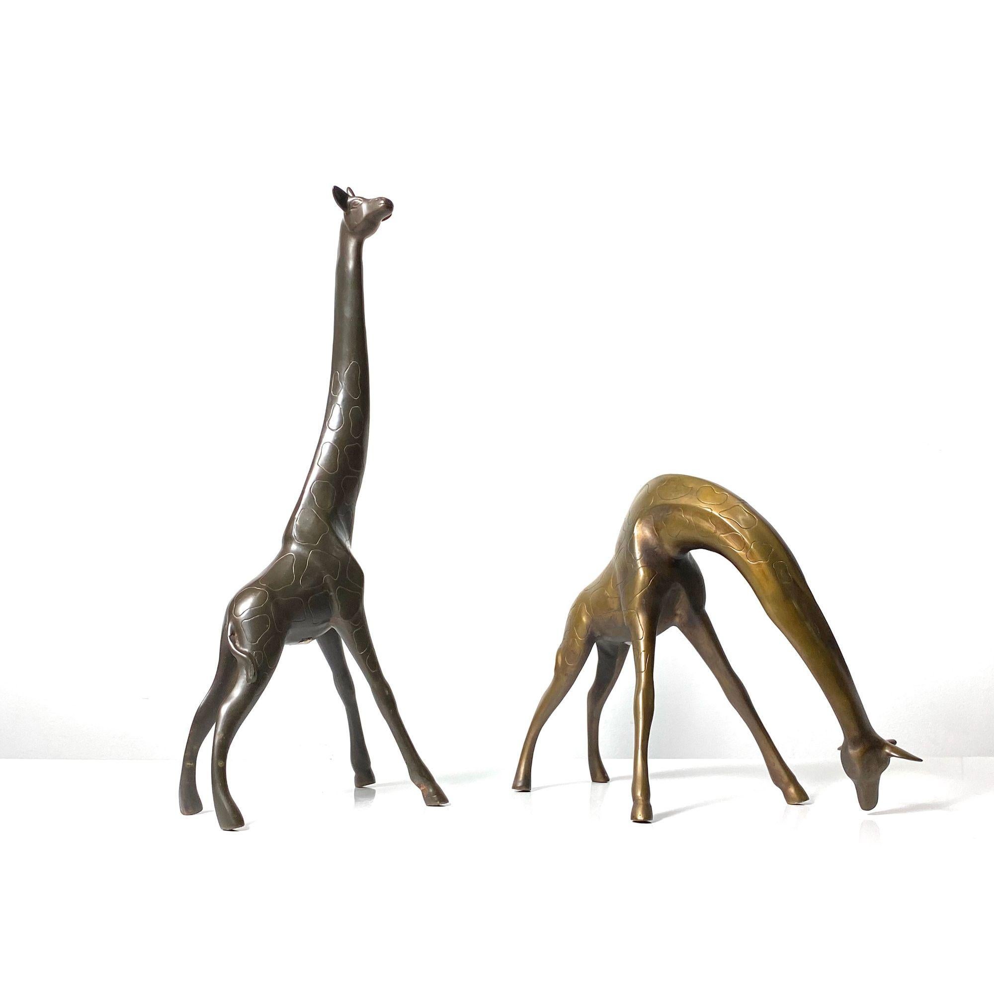 Moderne Paire de sculptures vintage de girafes en bronze et laiton, circa 1970 en vente