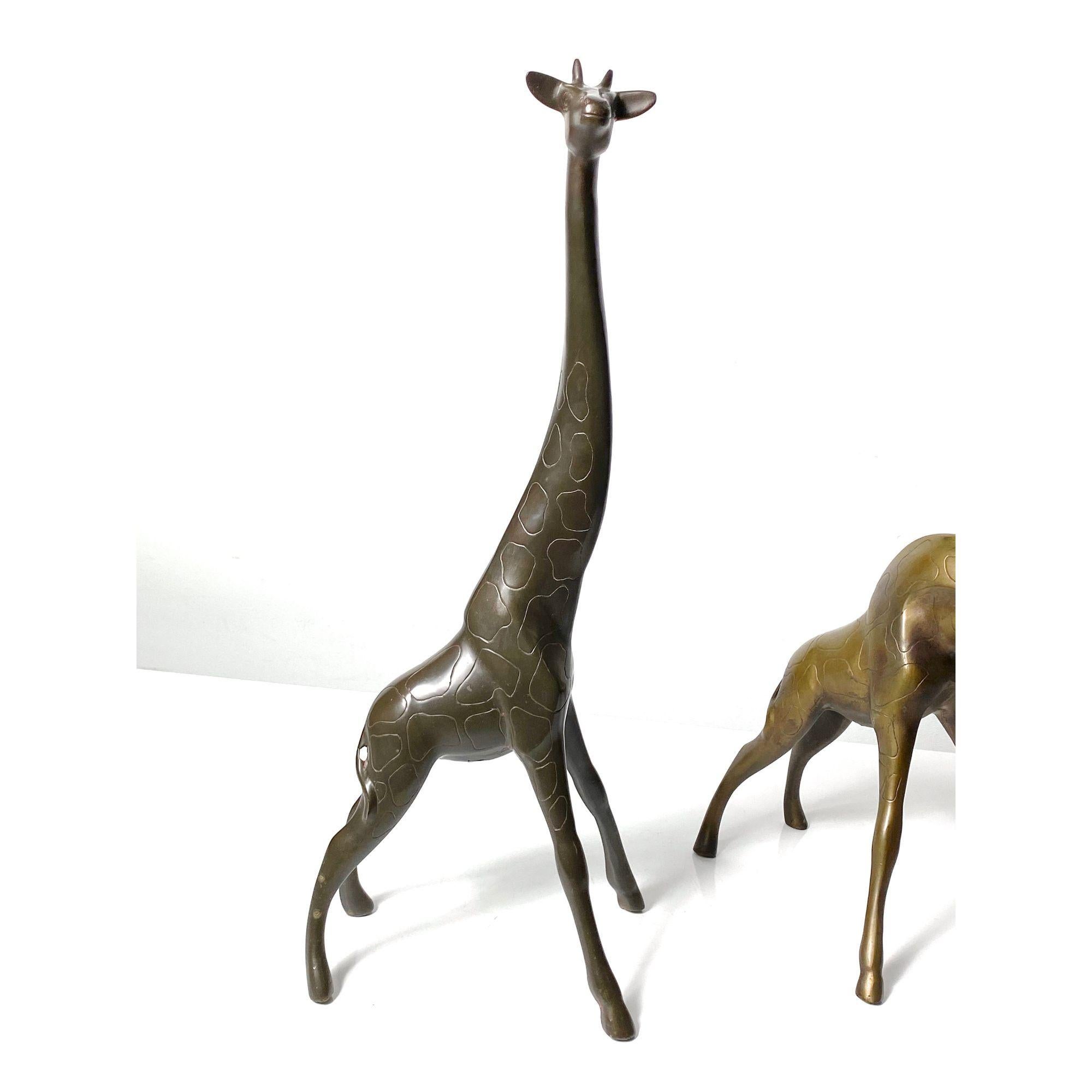 20ième siècle Paire de sculptures vintage de girafes en bronze et laiton, circa 1970 en vente