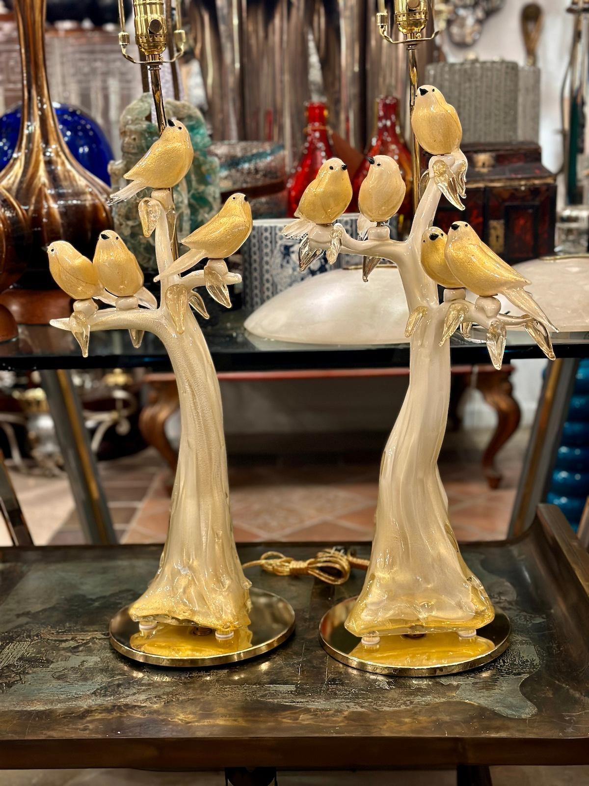 Pair of Vintage Glass Birds Lamps In Good Condition For Sale In New York, NY
