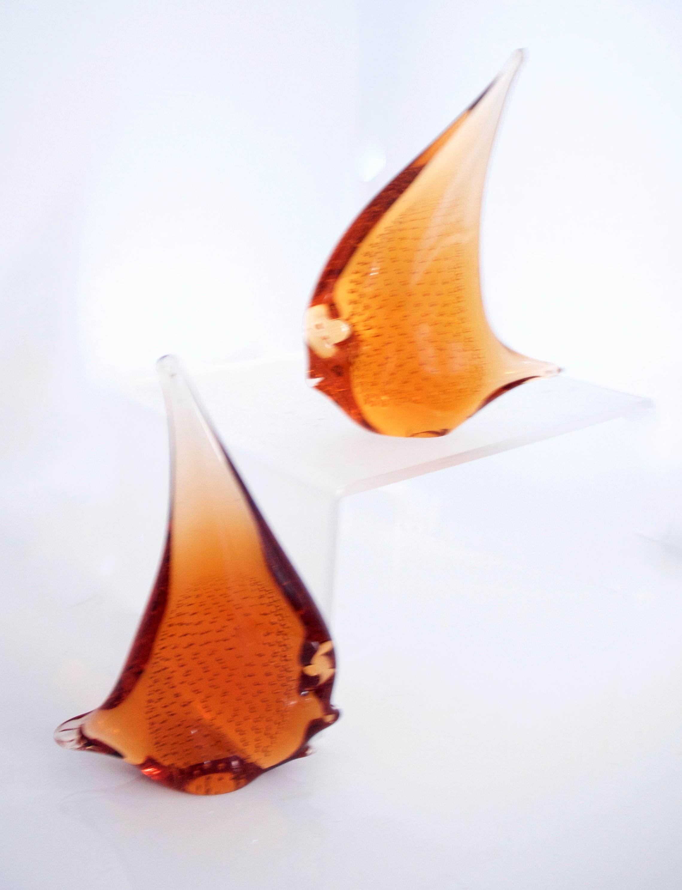 Matching pair of vintage glass Murano Sommerso Angel fish Amber Bullicante Seguso
One of the oldest techniques used in the art of Venetian glass making, 

Measures: Height 15 cms
Width 10 cms
Weight 0.332 kgs.


 