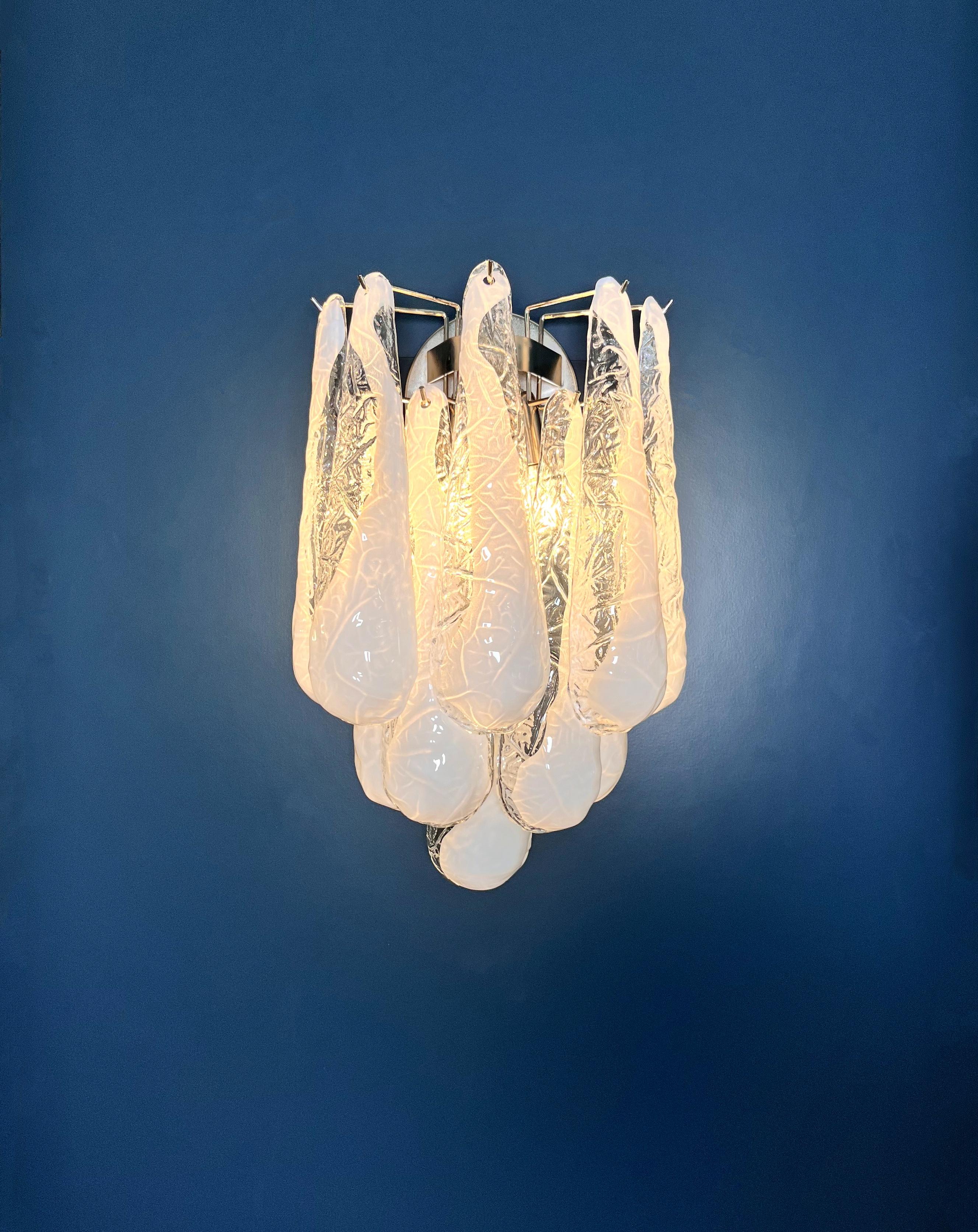 Paar Vintage Glasblütenblätter Tropfen Wandleuchter - weiß lattimo im Angebot 3